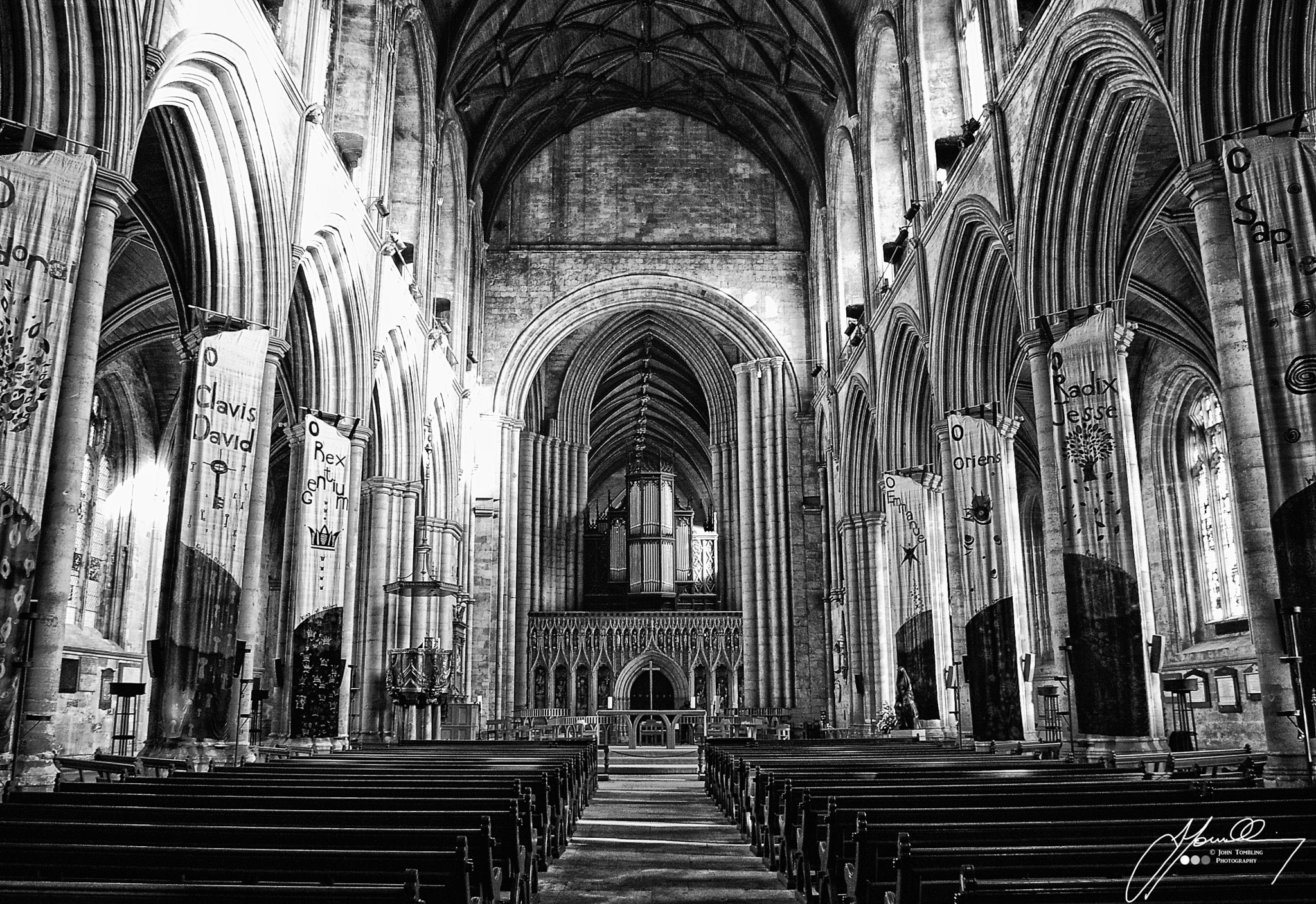 Pentax K100D + Pentax smc DA 18-55mm F3.5-5.6 AL sample photo. Ripn cathedral in mono photography