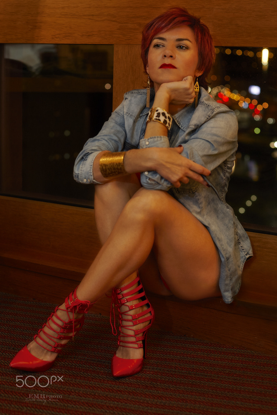 Canon EOS-1D Mark III sample photo. La modelo cruzada de piernas photography