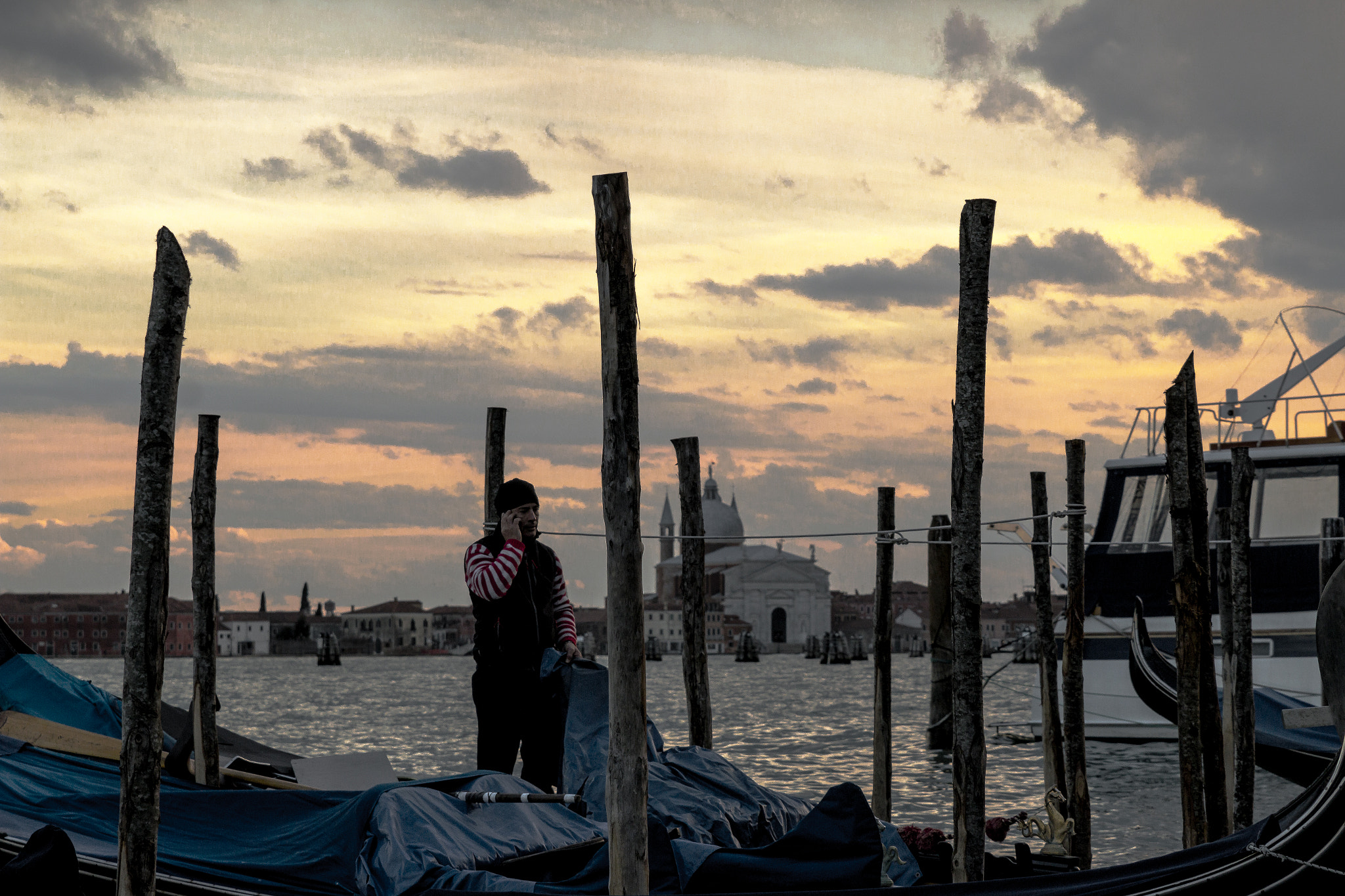 Canon EOS 70D + Sigma 24-70mm F2.8 EX DG Macro sample photo. Gondolier matching modernity, venice photography