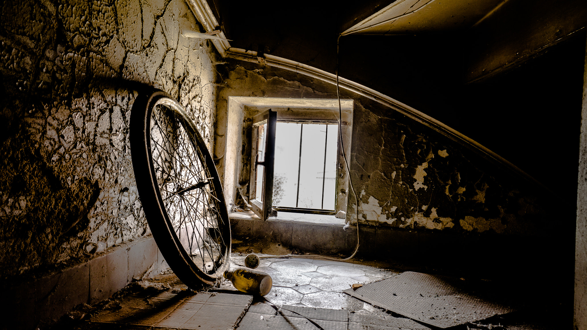Sony a6000 + Sony E 10-18mm F4 OSS sample photo. Under the stairs photography