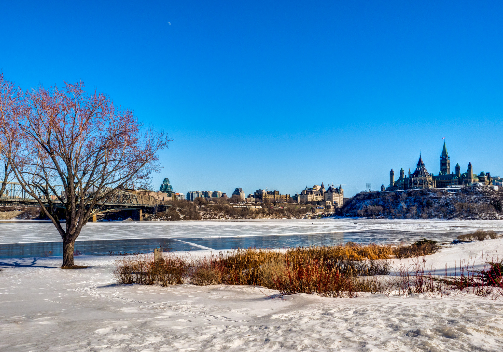 Olympus OM-D E-M1 Mark II + Olympus M.Zuiko Digital ED 12-40mm F2.8 Pro sample photo. Ottawa downtown across the river photography