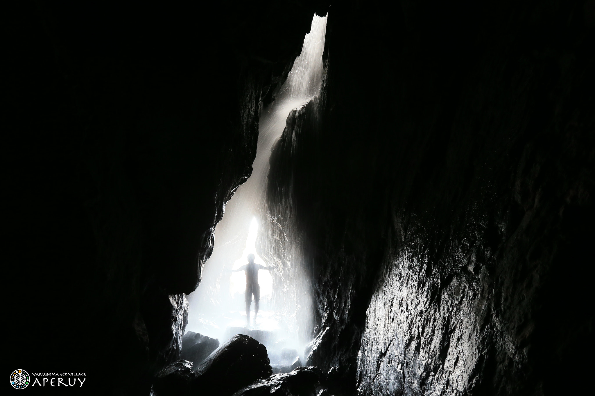 Canon EF 16-35mm F2.8L II USM sample photo. Water falling a cave of coast photography