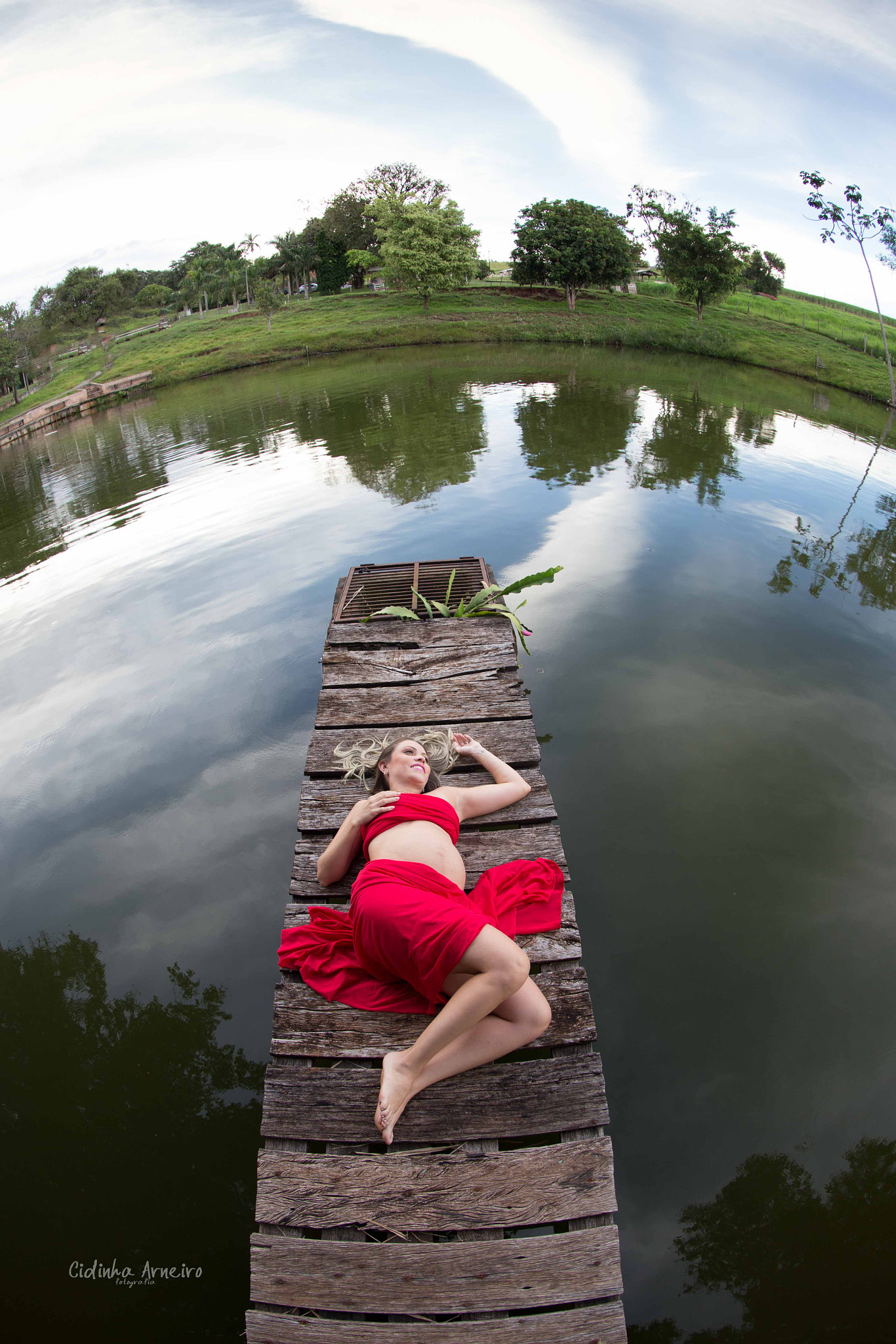 Canon EOS 6D + Canon EF 8-15mm F4L Fisheye USM sample photo. Maternity photography