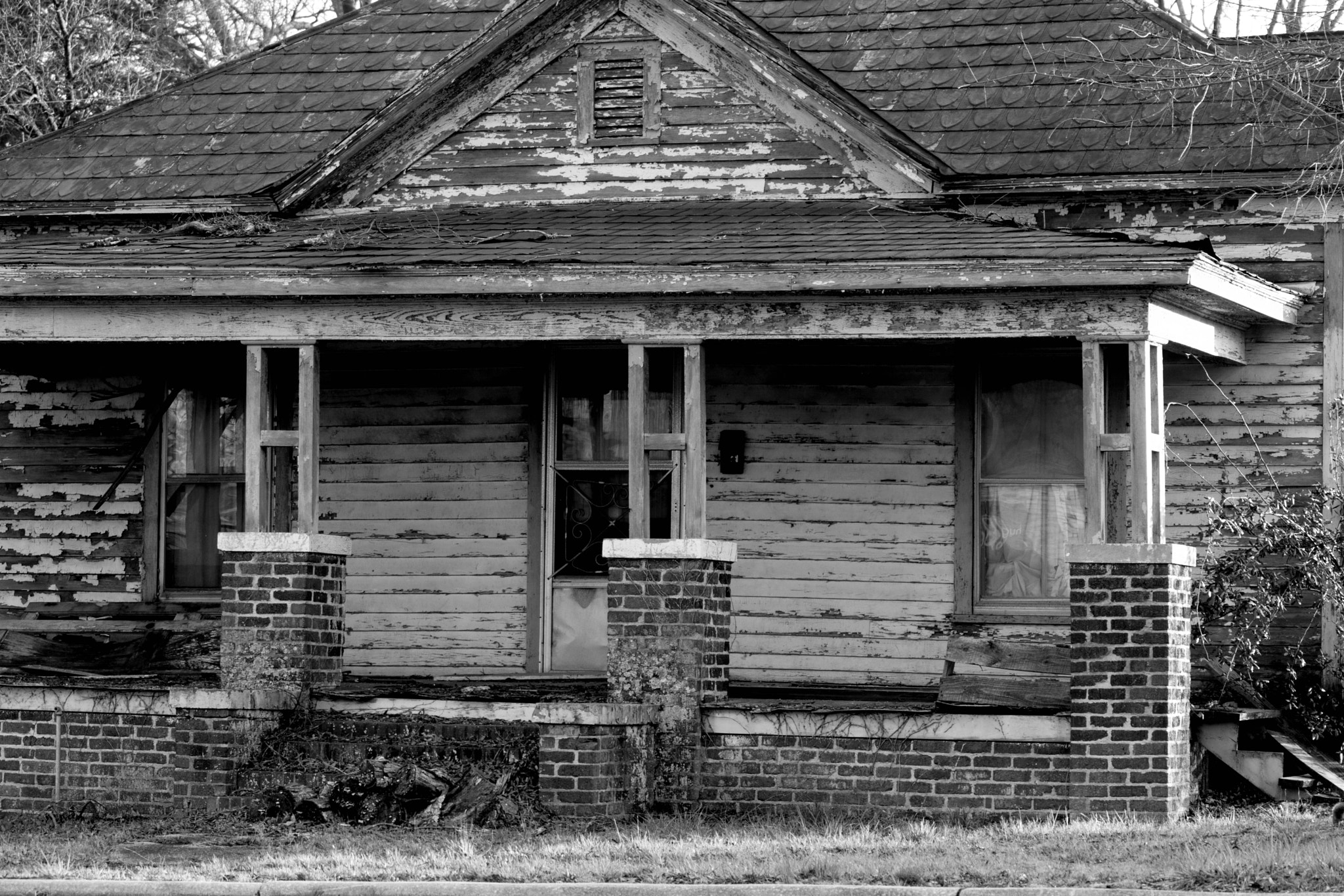 Sony a6000 + Sony FE 70-200mm F4 G OSS sample photo. This old house photography