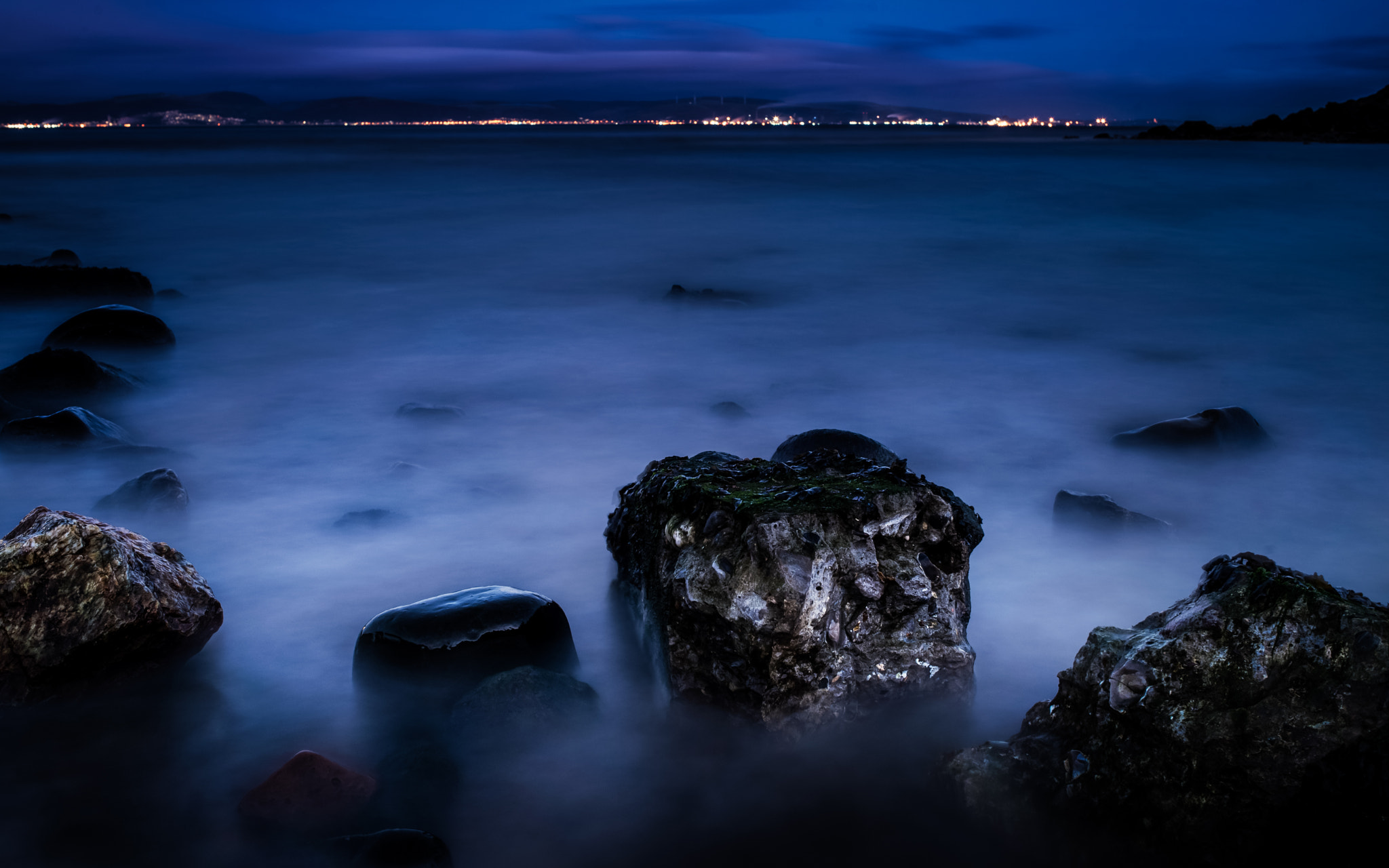 Nikon AF Nikkor 35mm F2D sample photo. 'the rock' photography