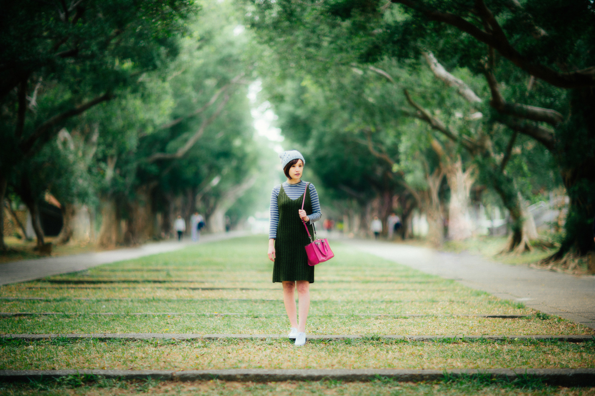 Canon EF 85mm F1.2L II USM sample photo. Campus walking photography