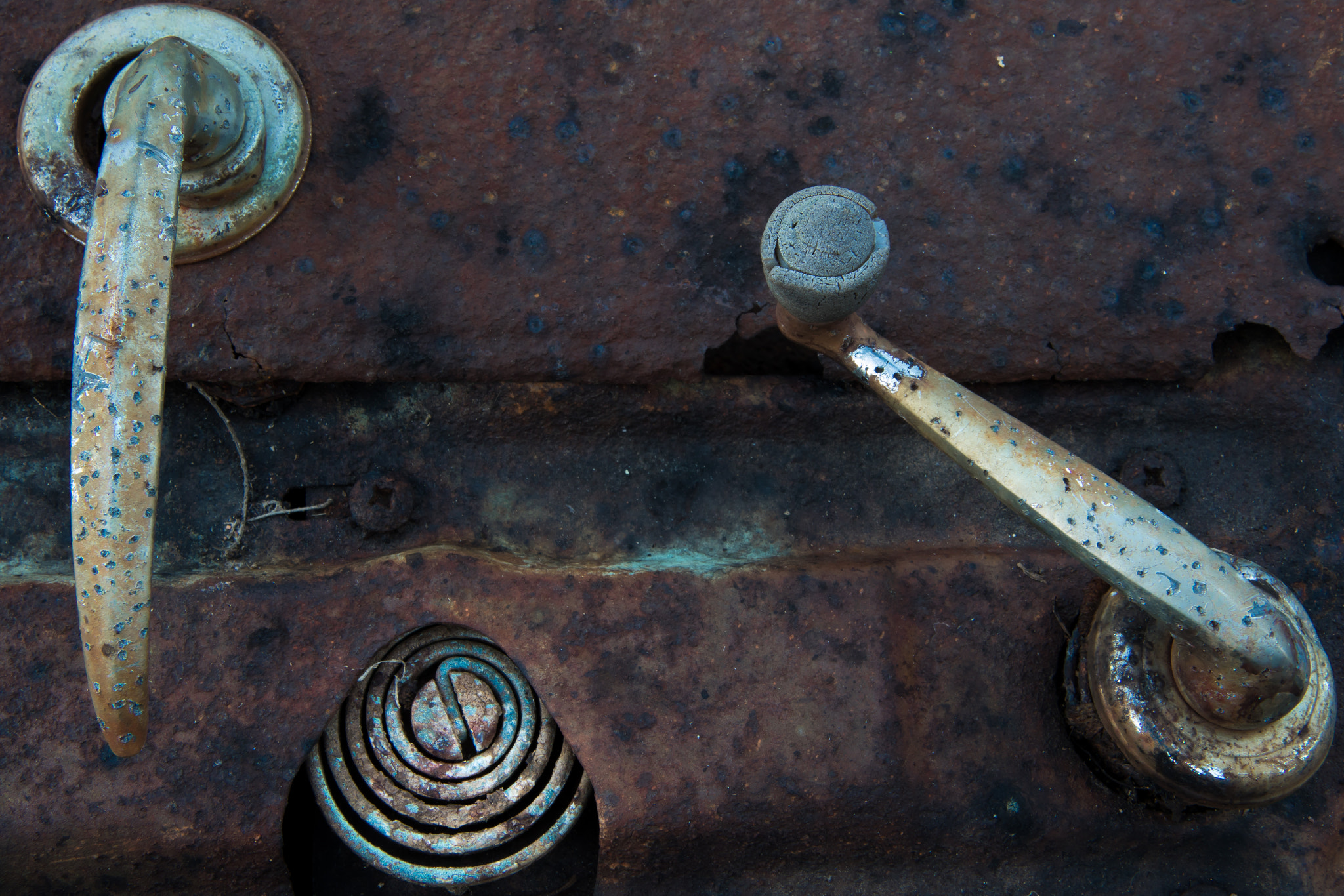 Canon EOS 7D Mark II + Canon EF-S 17-55mm F2.8 IS USM sample photo. Door handles of an old rusted car photography