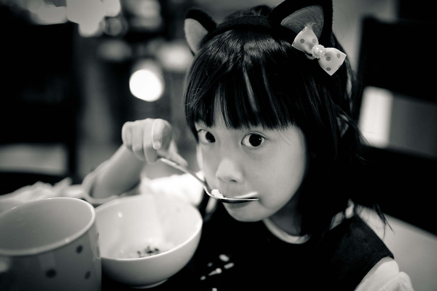 Canon EOS 6D + Canon EF 35mm F1.4L USM sample photo. Kitten eats fish photography