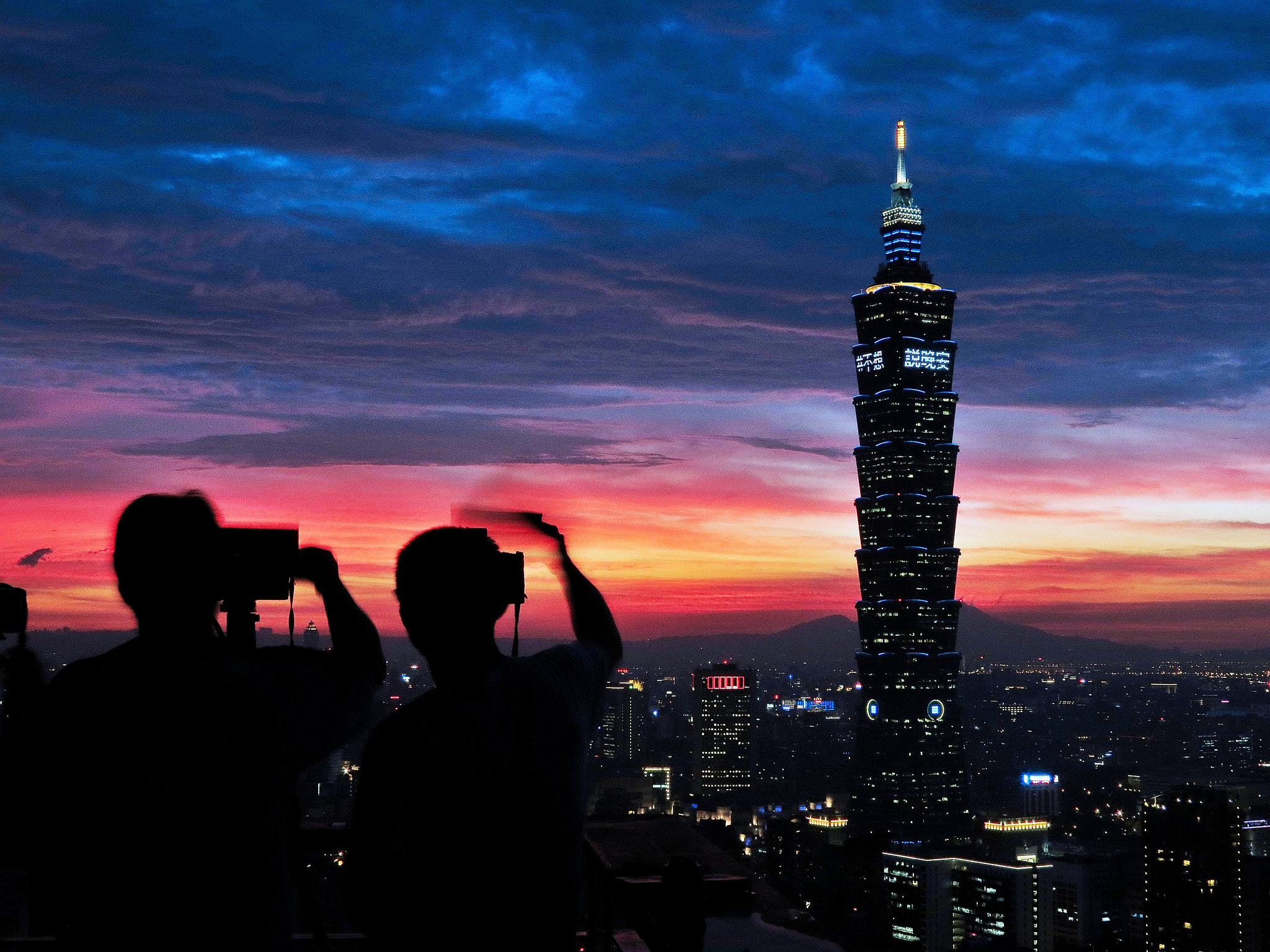 Canon EF-S 55-250mm F4-5.6 IS sample photo. Goog night taipei photography