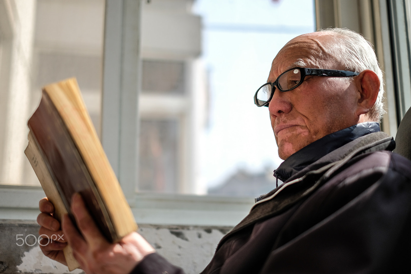 Fujifilm X-Pro2 + Fujifilm XF 35mm F1.4 R sample photo. Bookworm grandpa photography