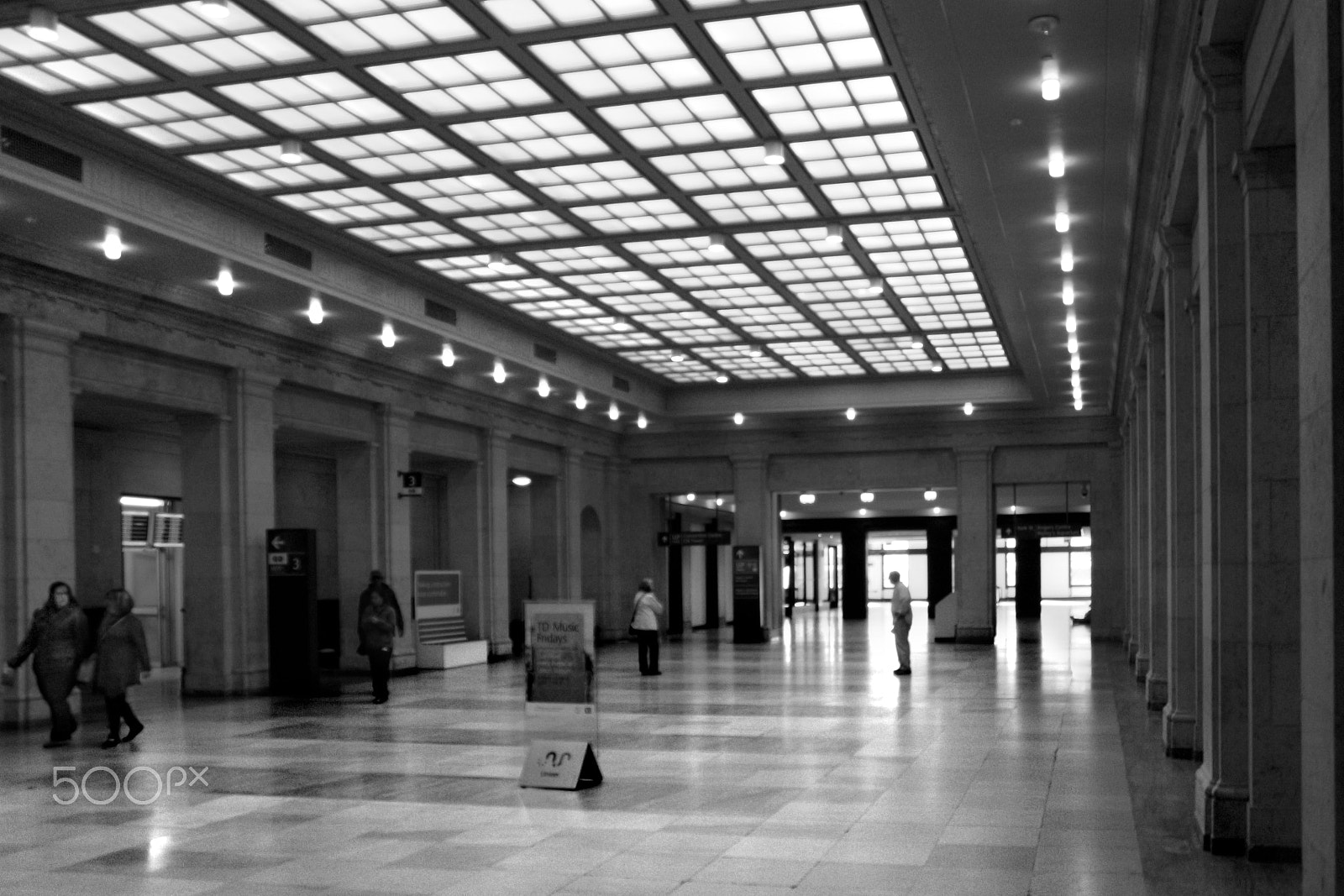Canon EOS 700D (EOS Rebel T5i / EOS Kiss X7i) + Canon EF-S 18-55mm F3.5-5.6 IS II sample photo. Interior of union station, toronto, ontario. photography