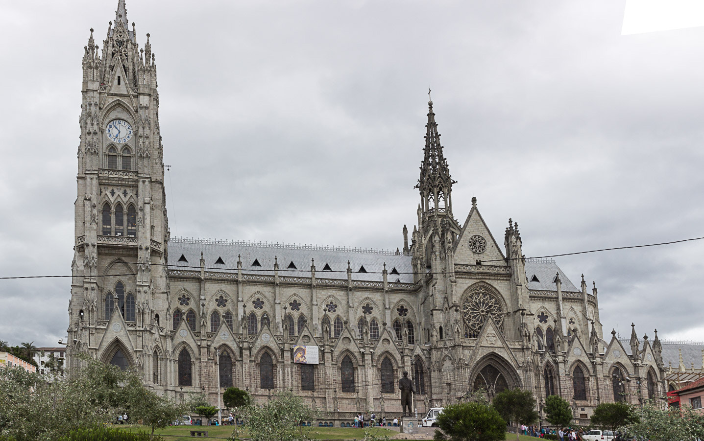 Canon EF-S 24mm F2.8 STM sample photo. Basillica del voto nacional photography
