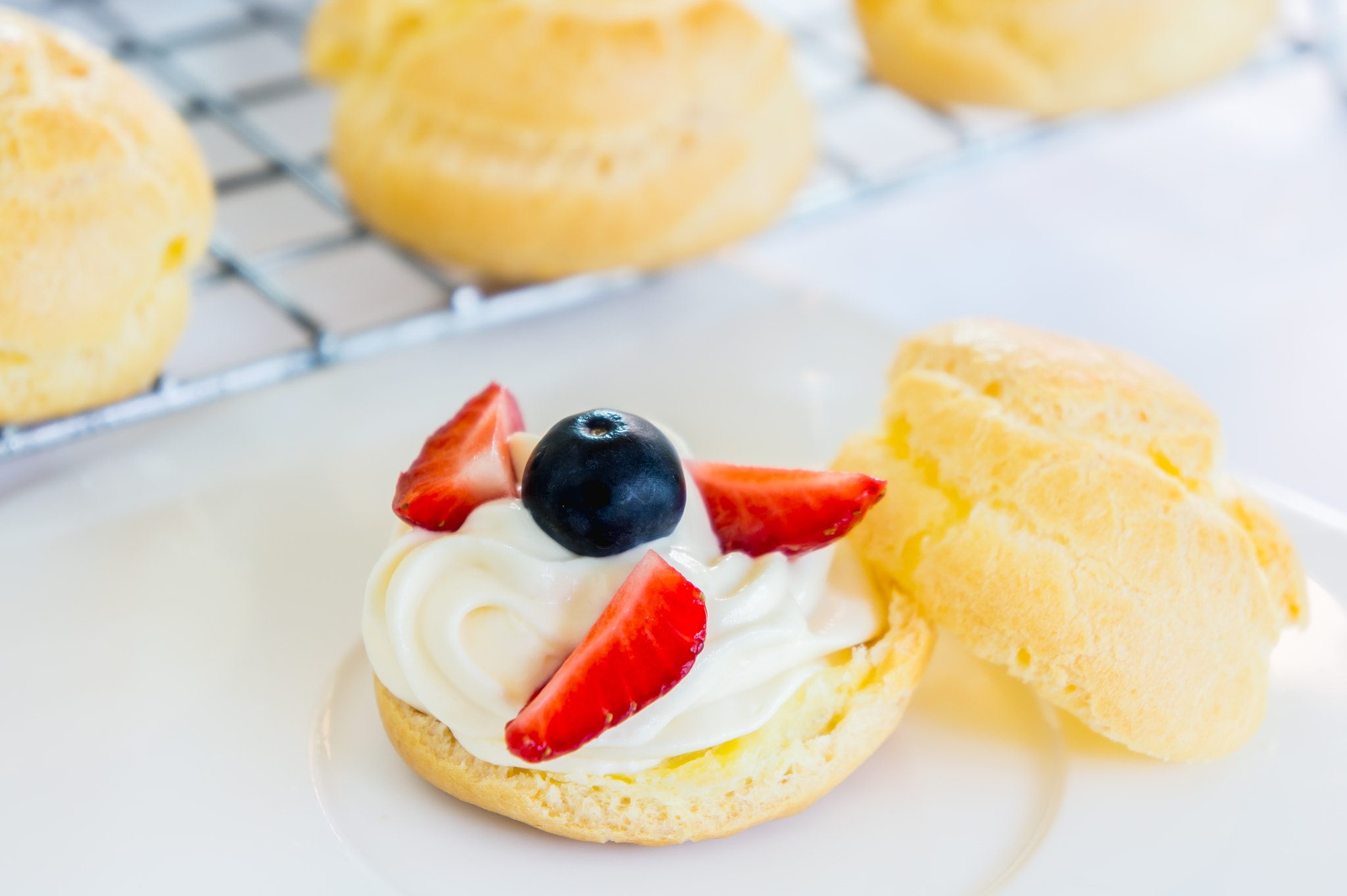 Sony Alpha NEX-3 + Sony E 18-55mm F3.5-5.6 OSS sample photo. Choux cream with fresh blueberry and strawberry photography