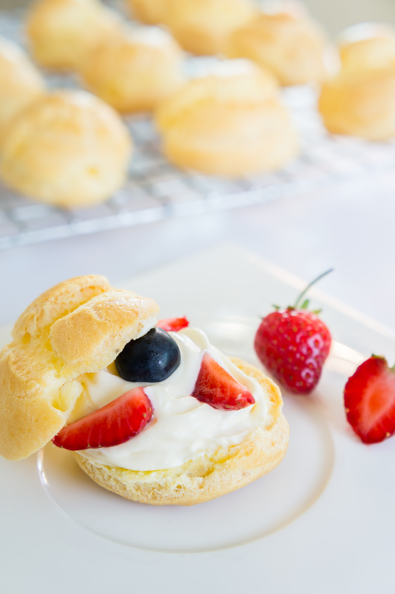 Sony Alpha NEX-3 + Sony E 18-55mm F3.5-5.6 OSS sample photo. Choux cream with fresh blueberry and strawberry photography