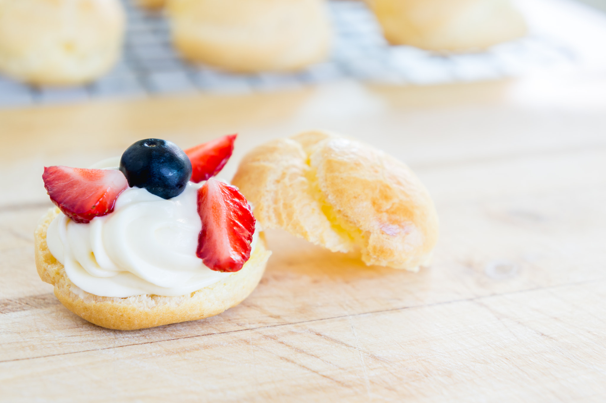 Sony Alpha NEX-3 + Sony E 18-55mm F3.5-5.6 OSS sample photo. Choux cream with fresh blueberry and strawberry photography