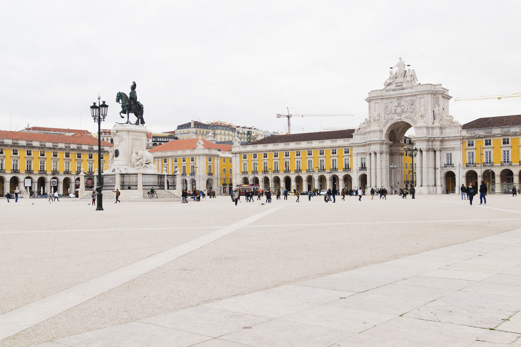 Canon EOS 600D (Rebel EOS T3i / EOS Kiss X5) + Canon EF 24-105mm F4L IS USM sample photo. Praça do comércio photography