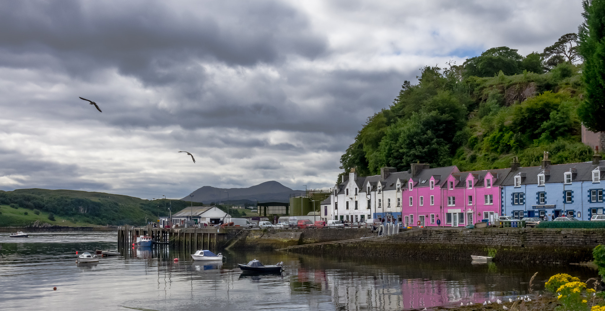 Pentax K-5 + Pentax smc DA 17-70mm F4.0 AL (IF) SDM sample photo. Portree harbor photography