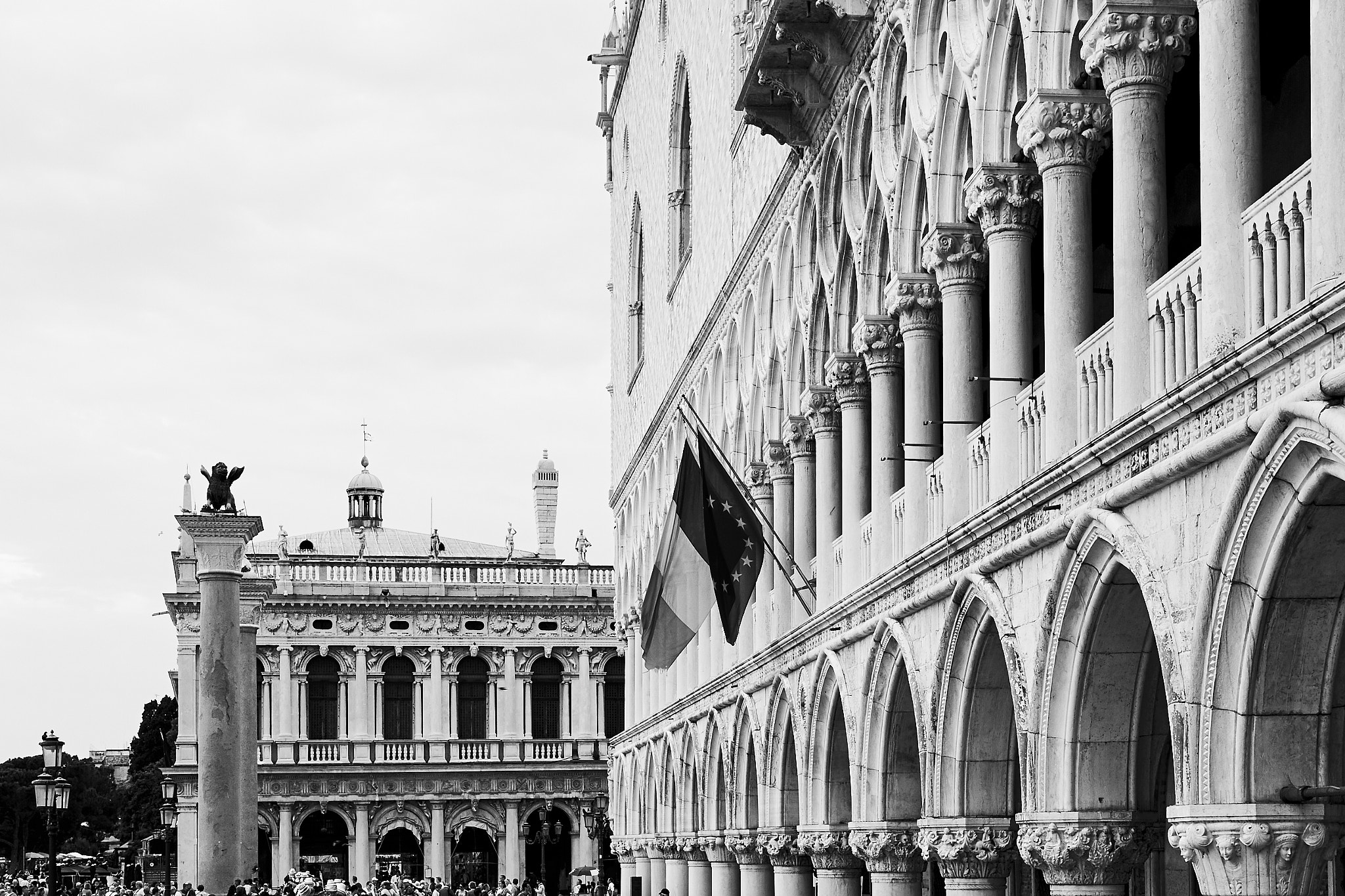 Canon EOS 7D + Canon EF 16-35mm F4L IS USM sample photo. Palazzo ducale / doge's palace bw photography