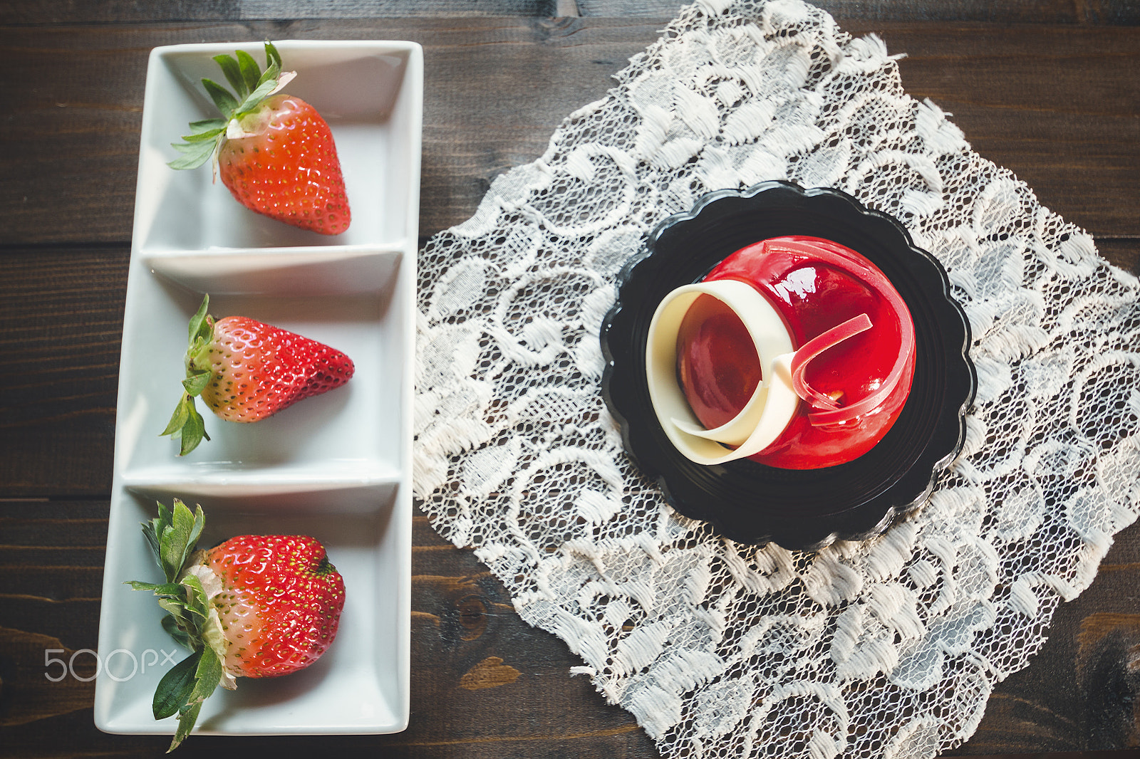 Sigma 10-20mm F3.5 EX DC HSM sample photo. Strawberries cake with white chocolate photography
