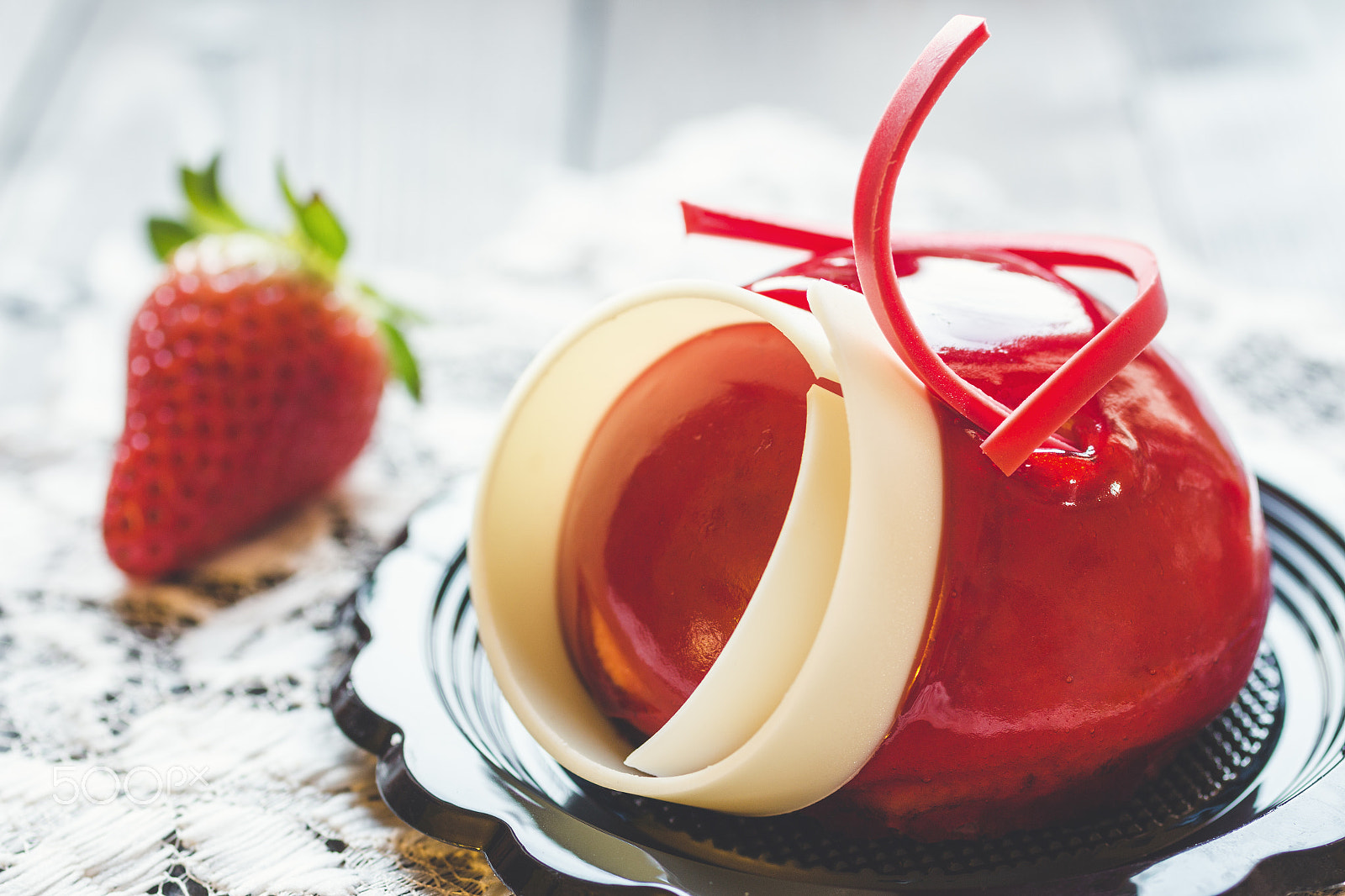 Canon EOS 70D + Canon EF 50mm F2.5 Macro sample photo. Strawberries cake with white chocolate photography