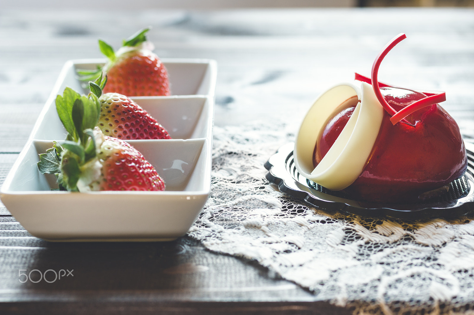 Canon EOS 70D + Canon EF 50mm F2.5 Macro sample photo. Strawberries cake with white chocolate photography