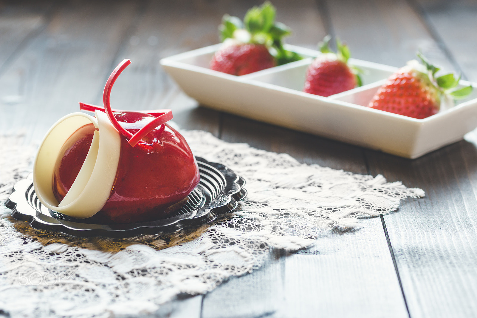 Canon EOS 70D + Canon EF 50mm F2.5 Macro sample photo. Strawberries cake with white chocolate photography
