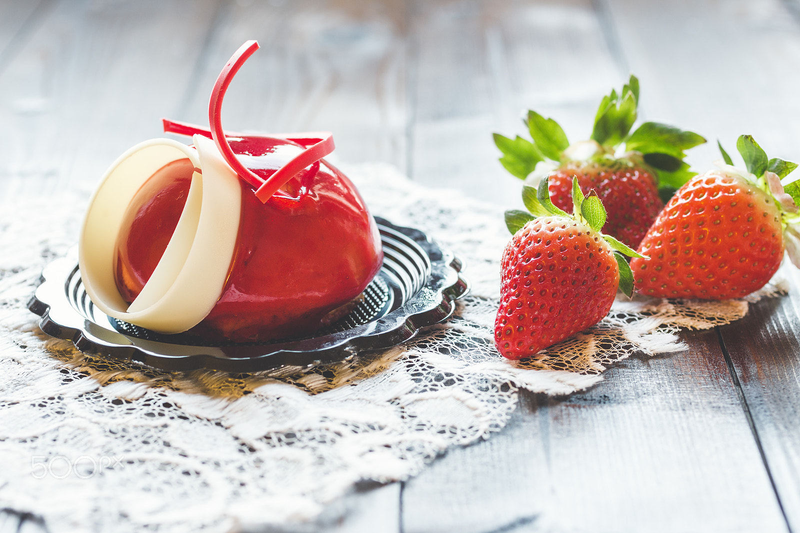 Canon EOS 70D + Canon EF 50mm F2.5 Macro sample photo. Strawberries cake with white chocolate photography