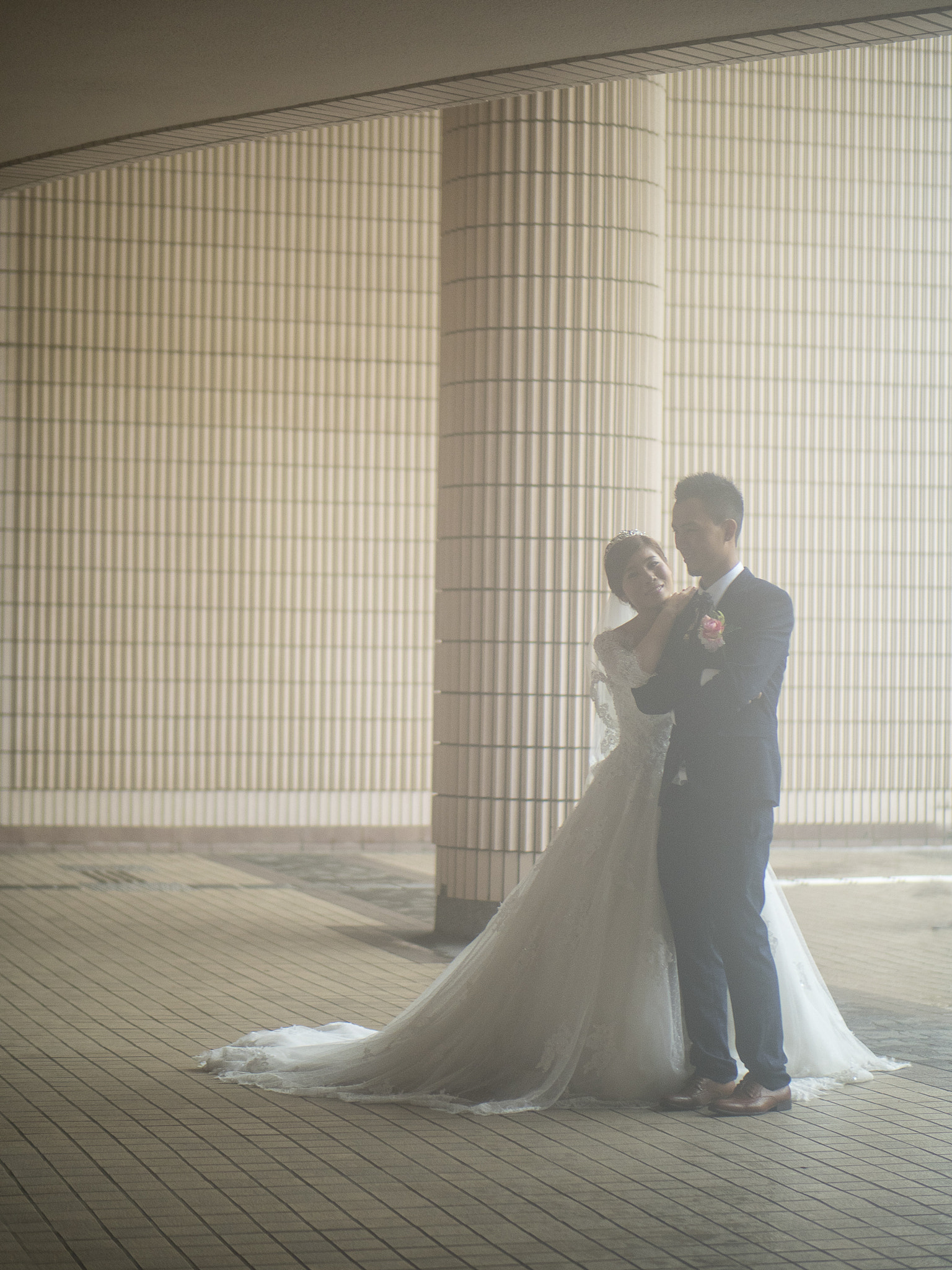 Olympus OM-D E-M5 II + Panasonic Leica DG Nocticron 42.5mm F1.2 ASPH OIS sample photo. Wet wedding photography