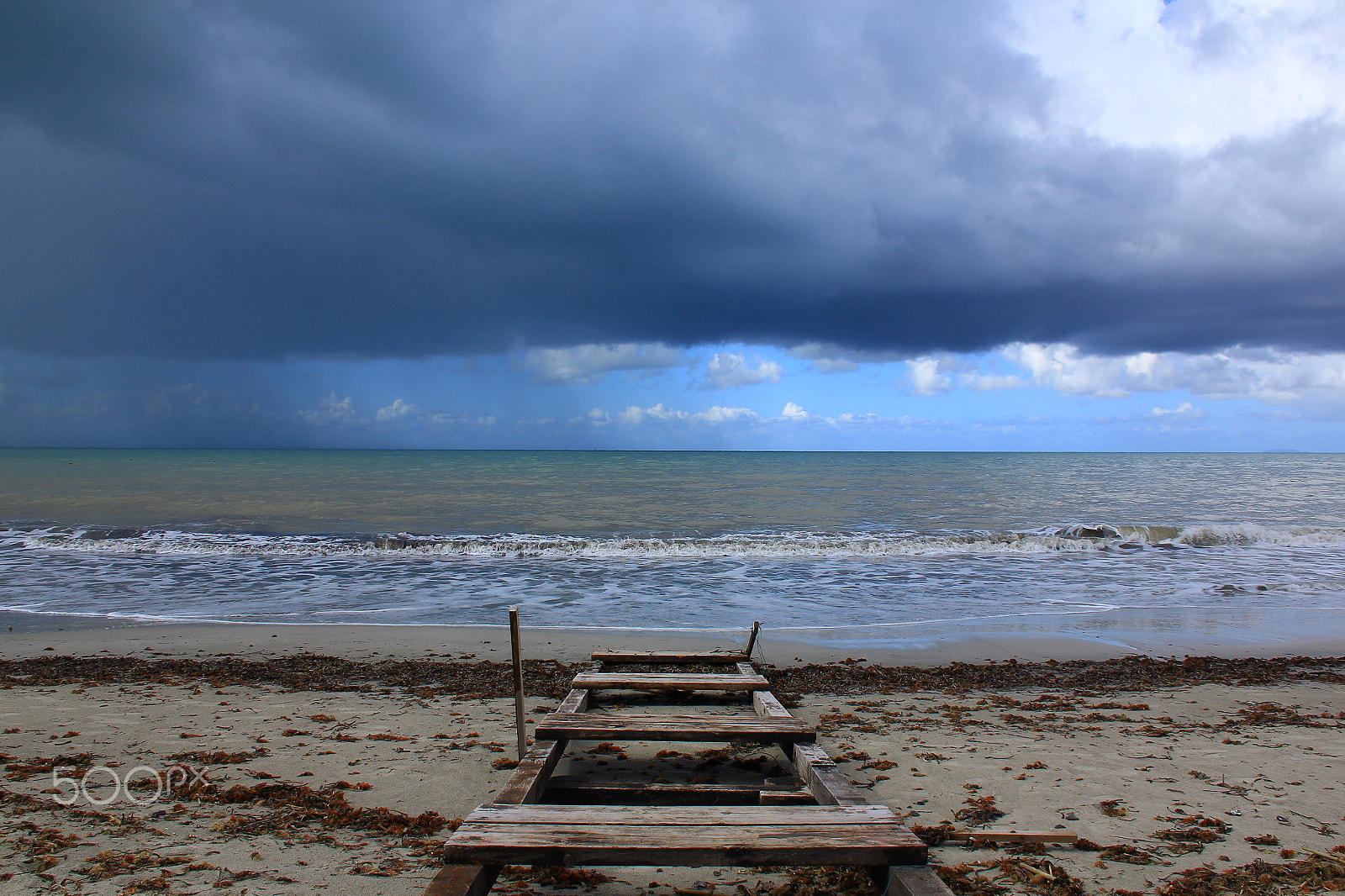 Canon EOS 60D + Canon EF 75-300mm F4.0-5.6 IS USM sample photo. Waiting for the storm photography