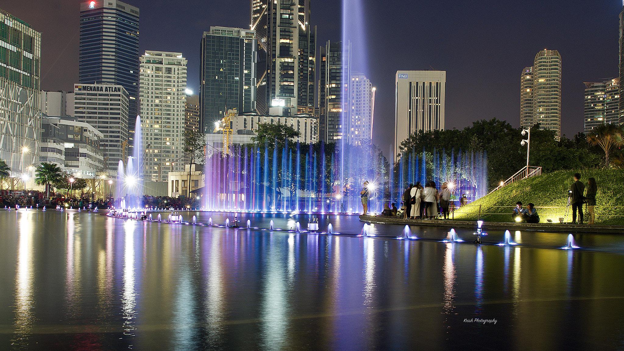 Sony a7R II + Sony Vario Tessar T* FE 24-70mm F4 ZA OSS sample photo. Klcc fountains photography