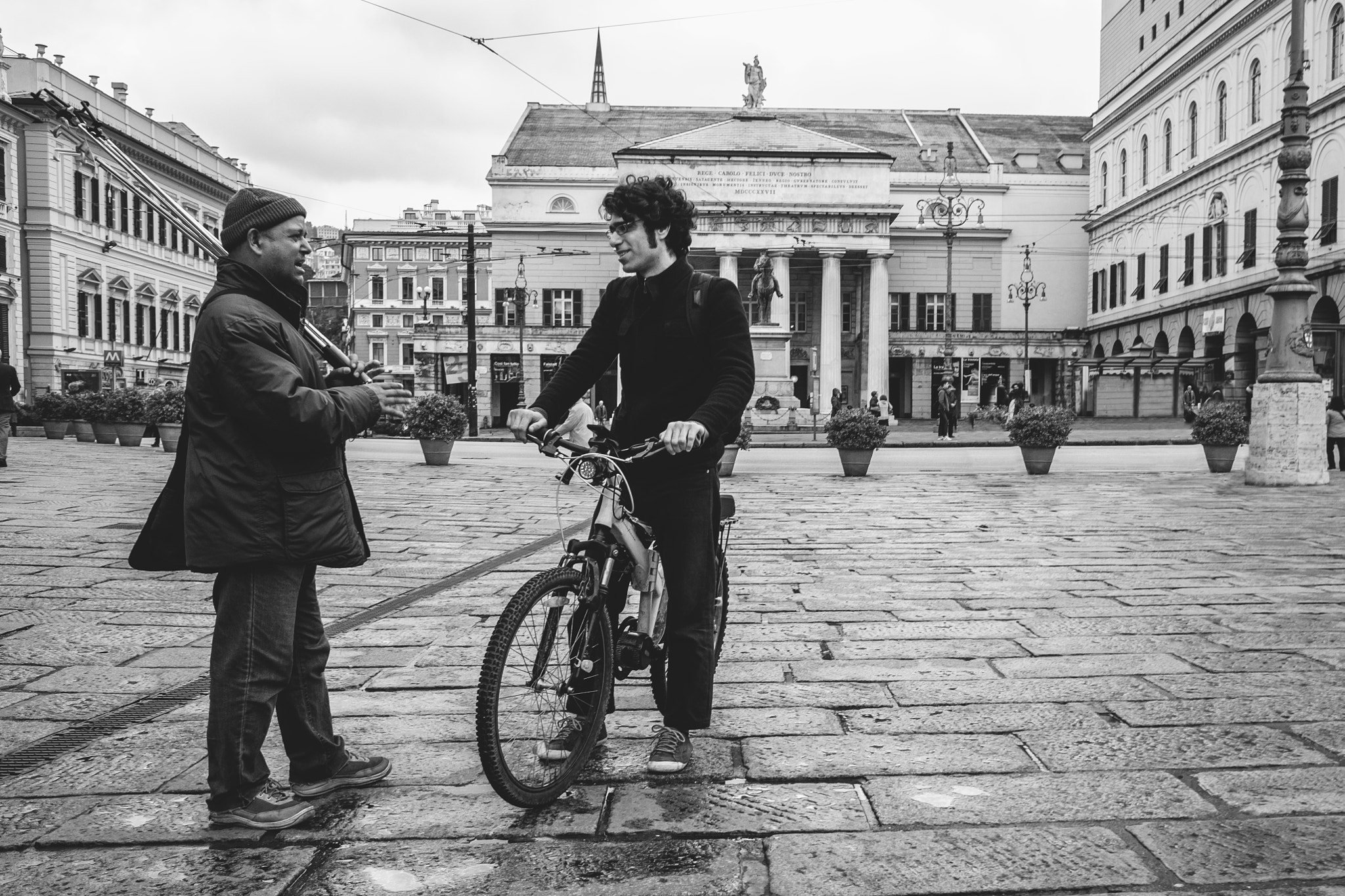 Fujifilm X70 sample photo. Incontro in piazza de ferrari photography