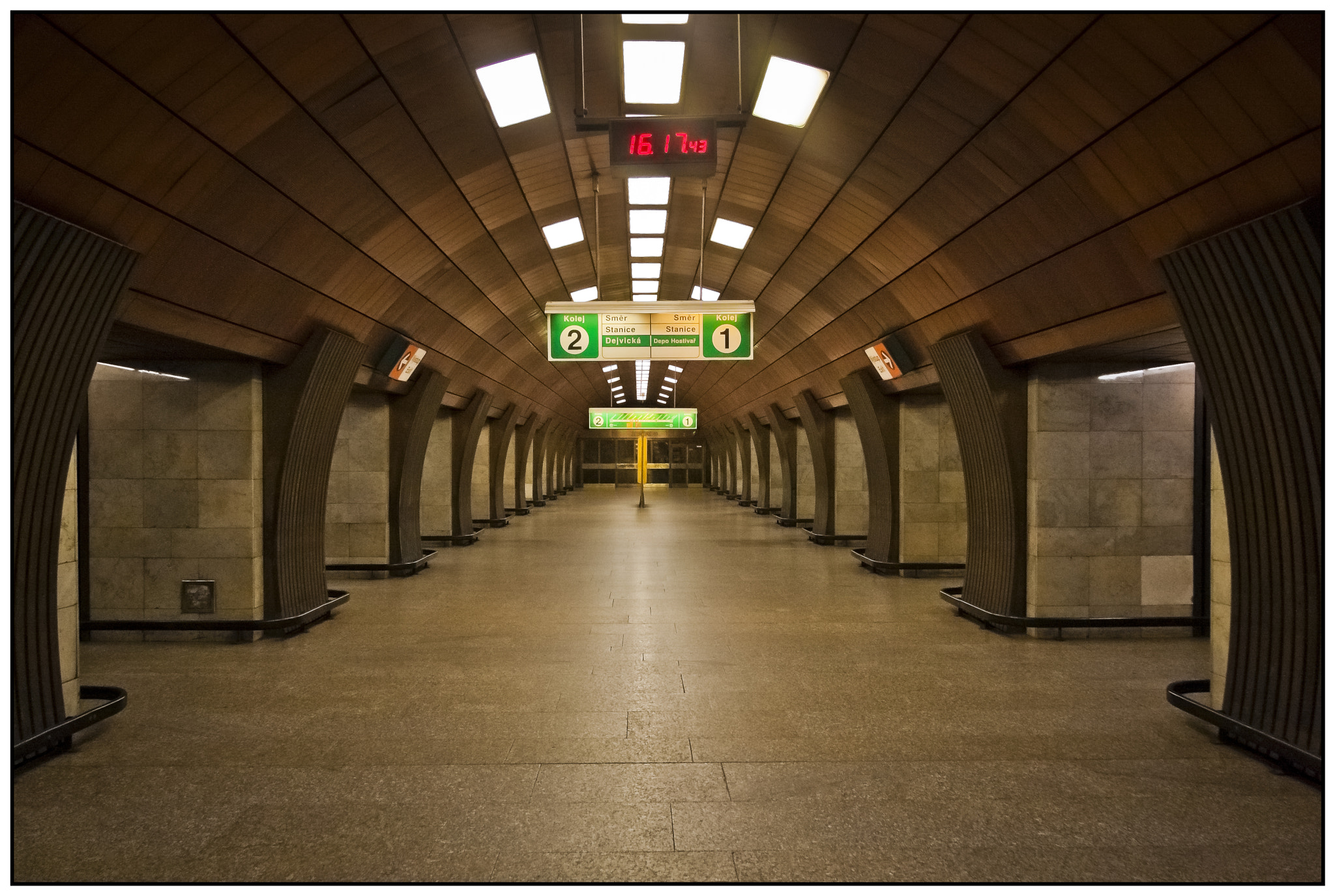 Canon EF-S 17-85mm F4-5.6 IS USM sample photo. Metro, prague. photography