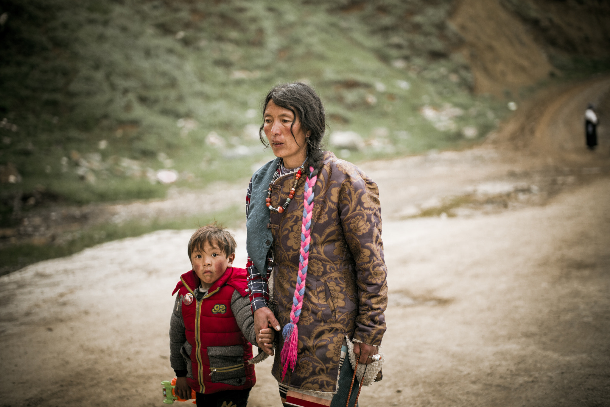 Leica Summilux-M 50mm F1.4 ASPH sample photo. A child who turns the mountain photography