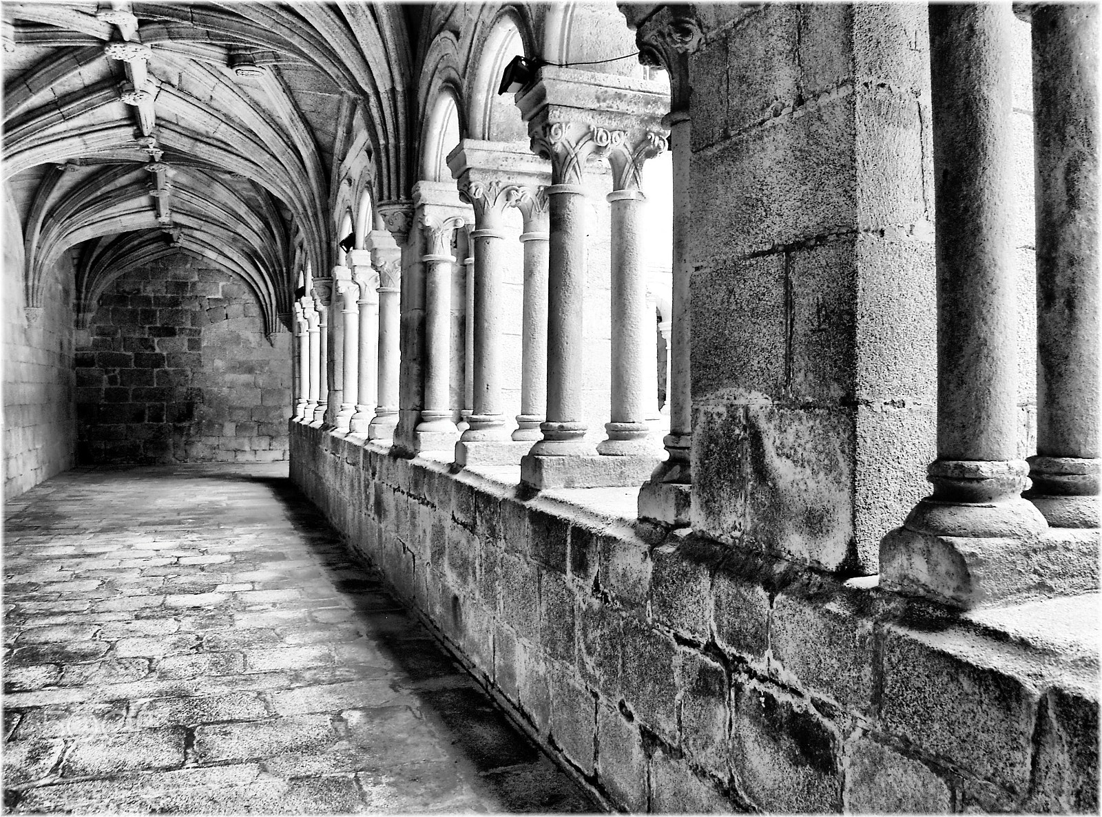 Samsung Pro 815 sample photo. Claustro romanico photography