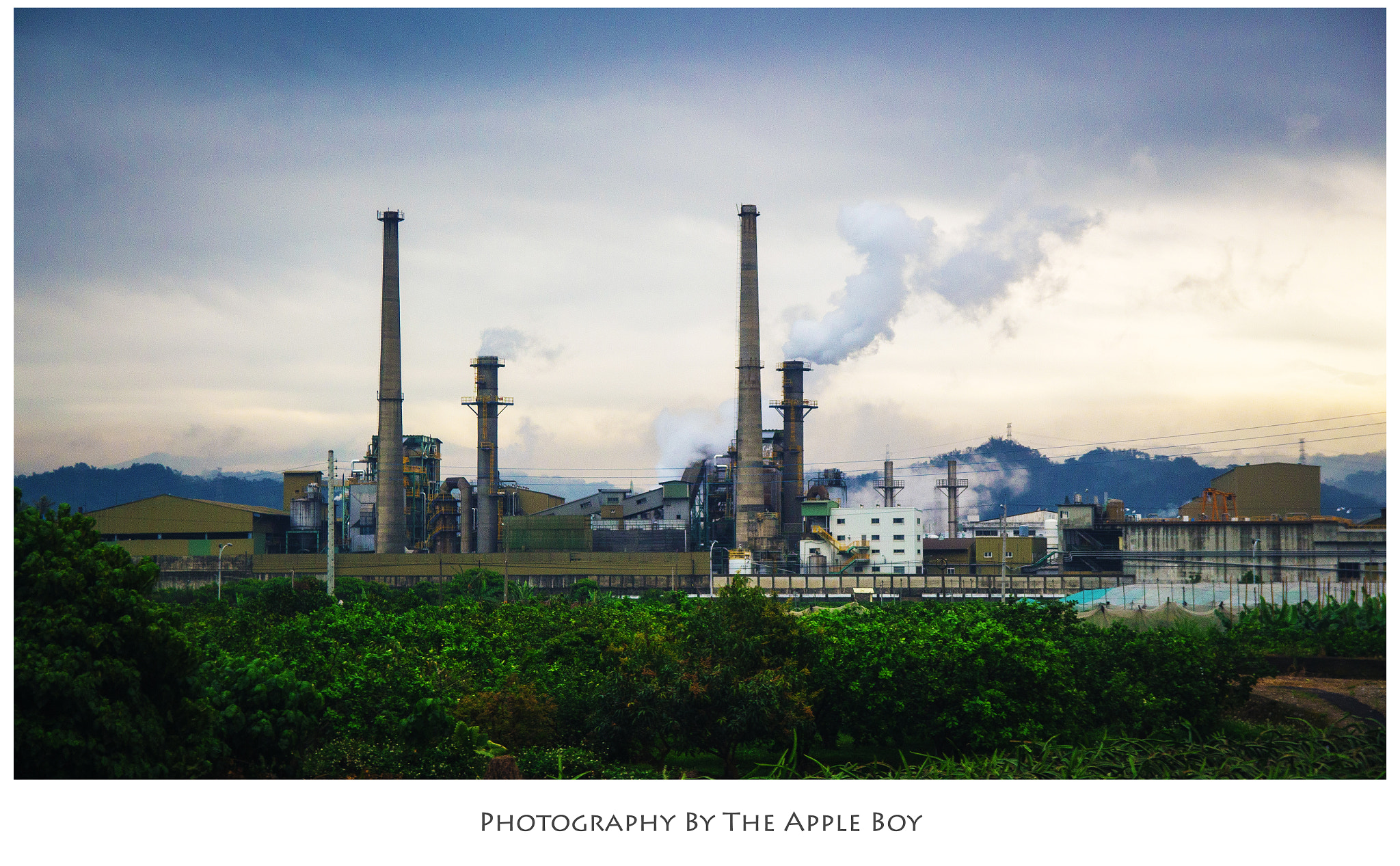 Canon EF-S 17-55mm F2.8 IS USM sample photo. Air pollution photography