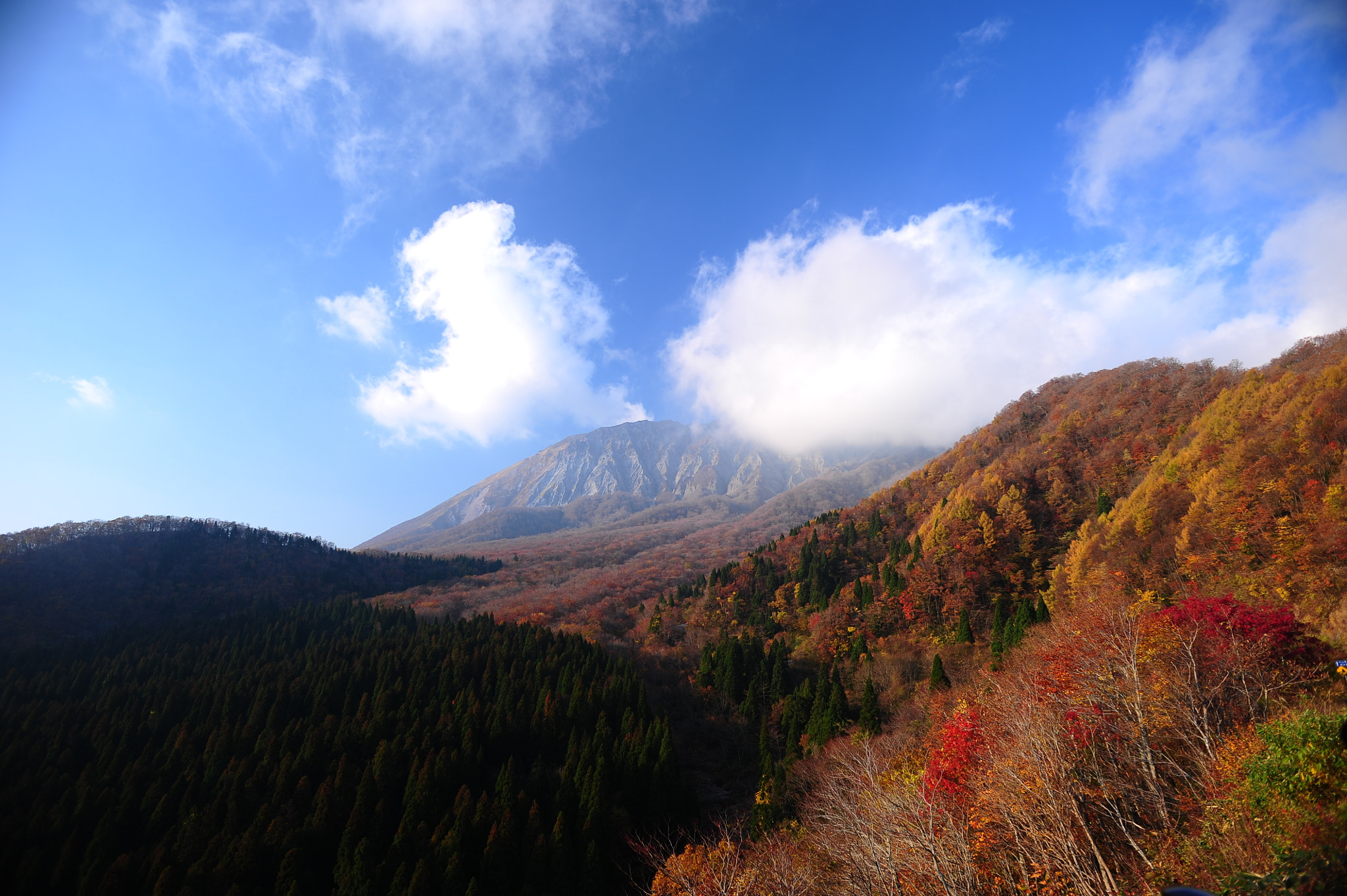 Nikon D3S + AF Nikkor 20mm f/2.8 sample photo. The kagikake mountain pass that turned red photography