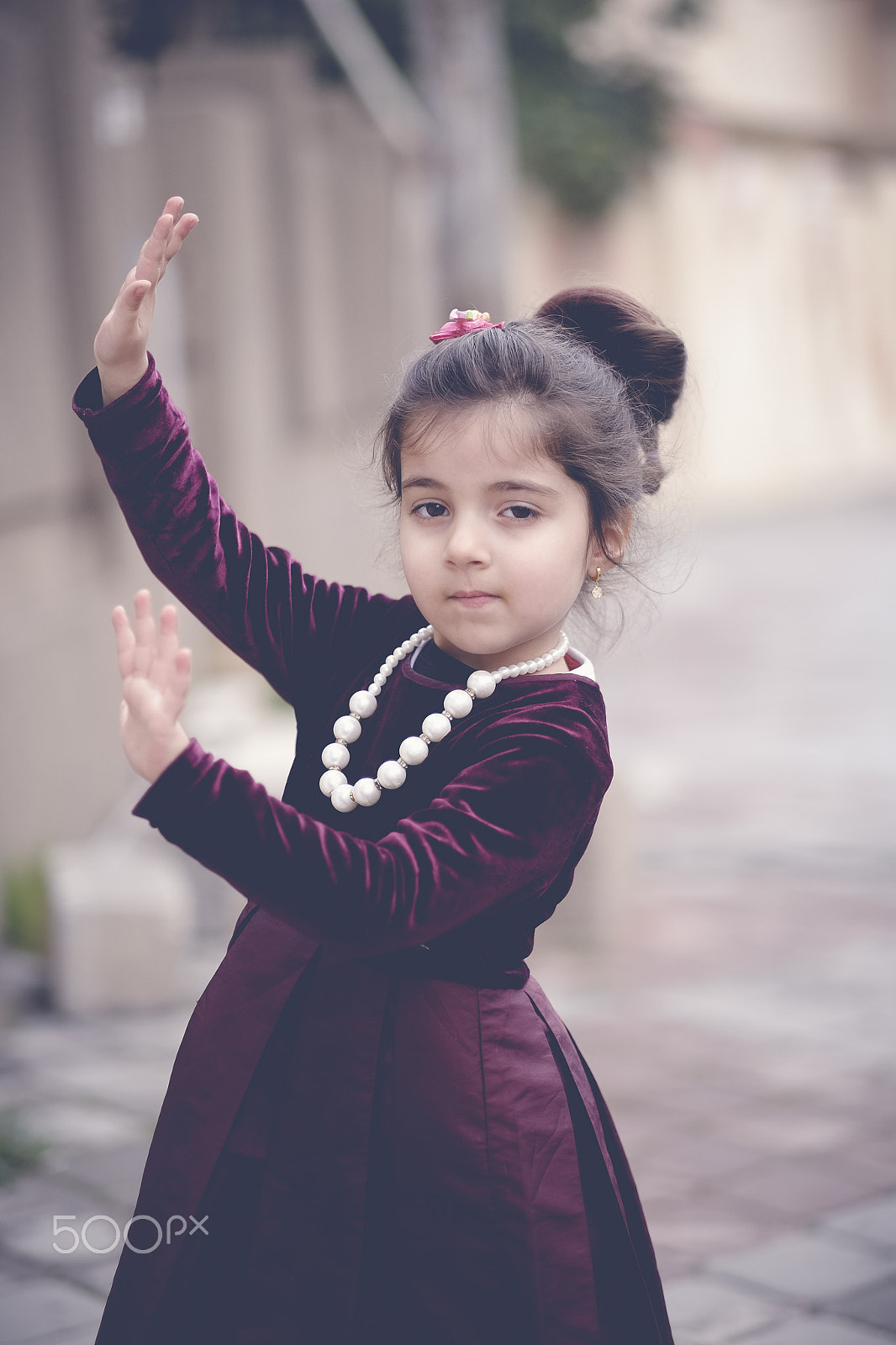 Fujifilm X-T1 + Fujifilm XF 56mm F1.2 R sample photo. Baby in street photography