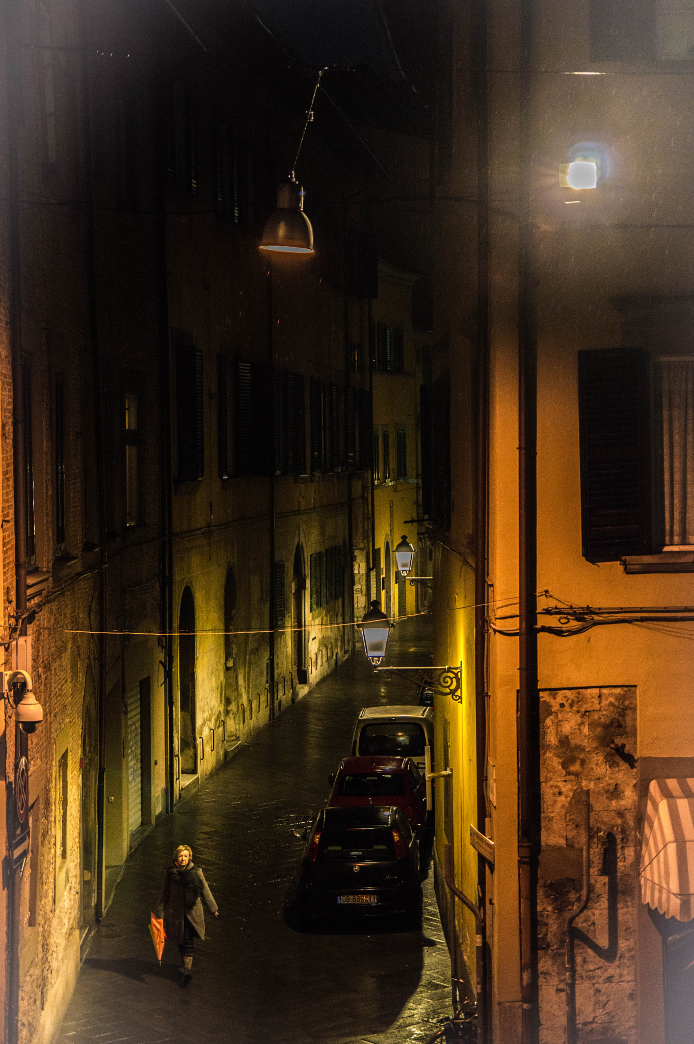 Nikon D3200 sample photo. Ci si trascina di notte per le vie e si parla tra sé. il dialogo alligna di giorno e risuona dei... photography