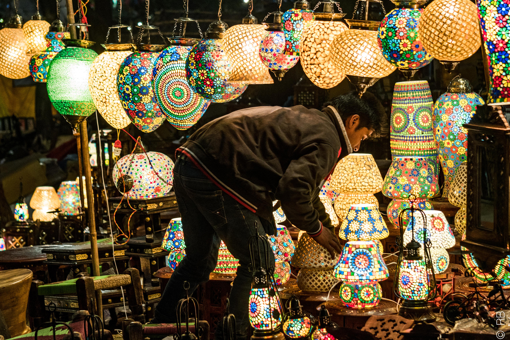 Sony a6300 + Sony E 55-210mm F4.5-6.3 OSS sample photo. Preparing the #lamps for the #night show, the #lig ... photography