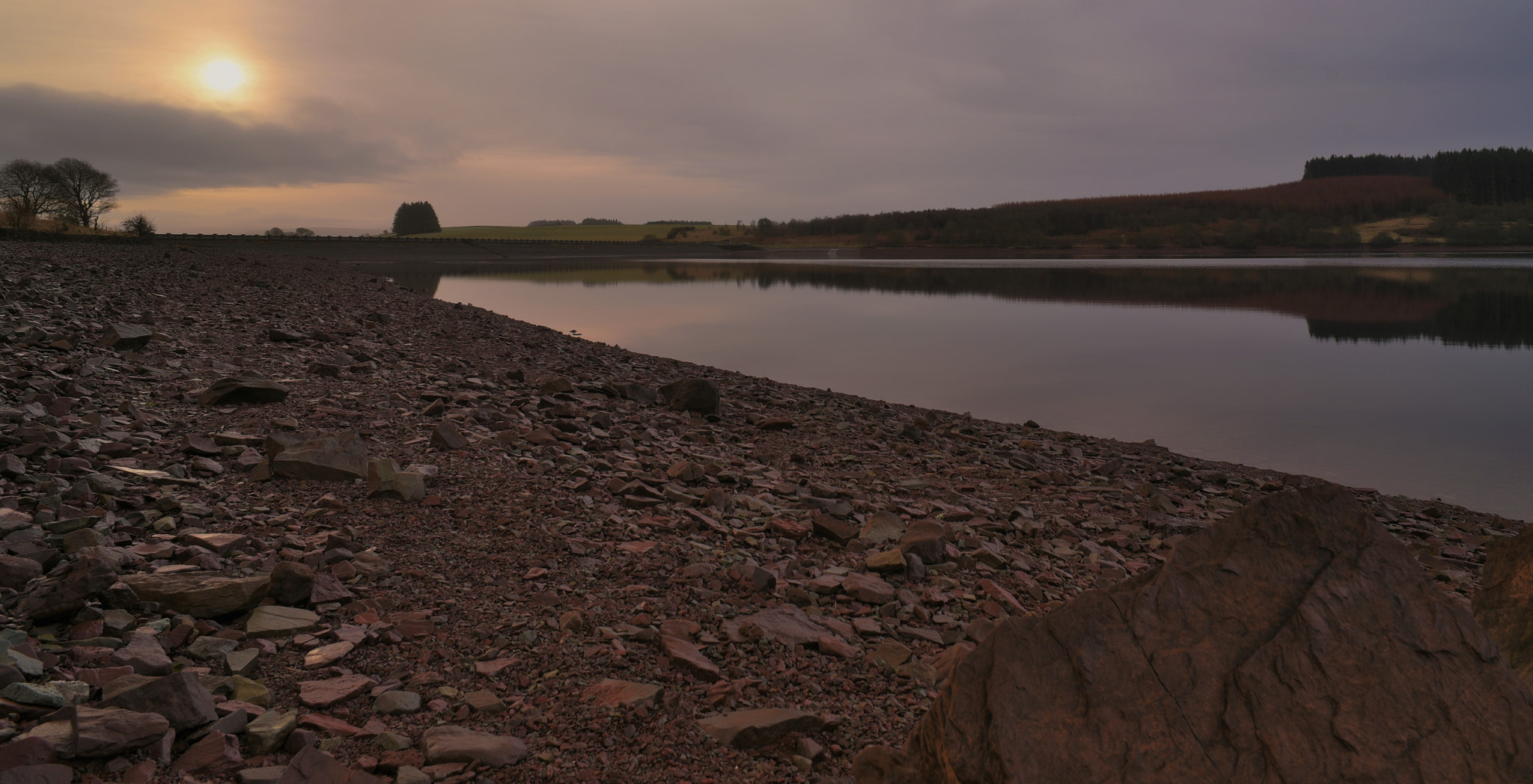 AF Nikkor 20mm f/2.8 sample photo. Winter sun on usk reservoir photography