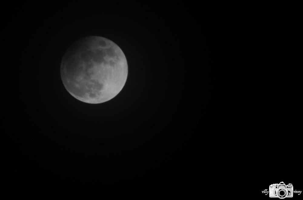 Canon EOS 750D (EOS Rebel T6i / EOS Kiss X8i) sample photo. The moon photography