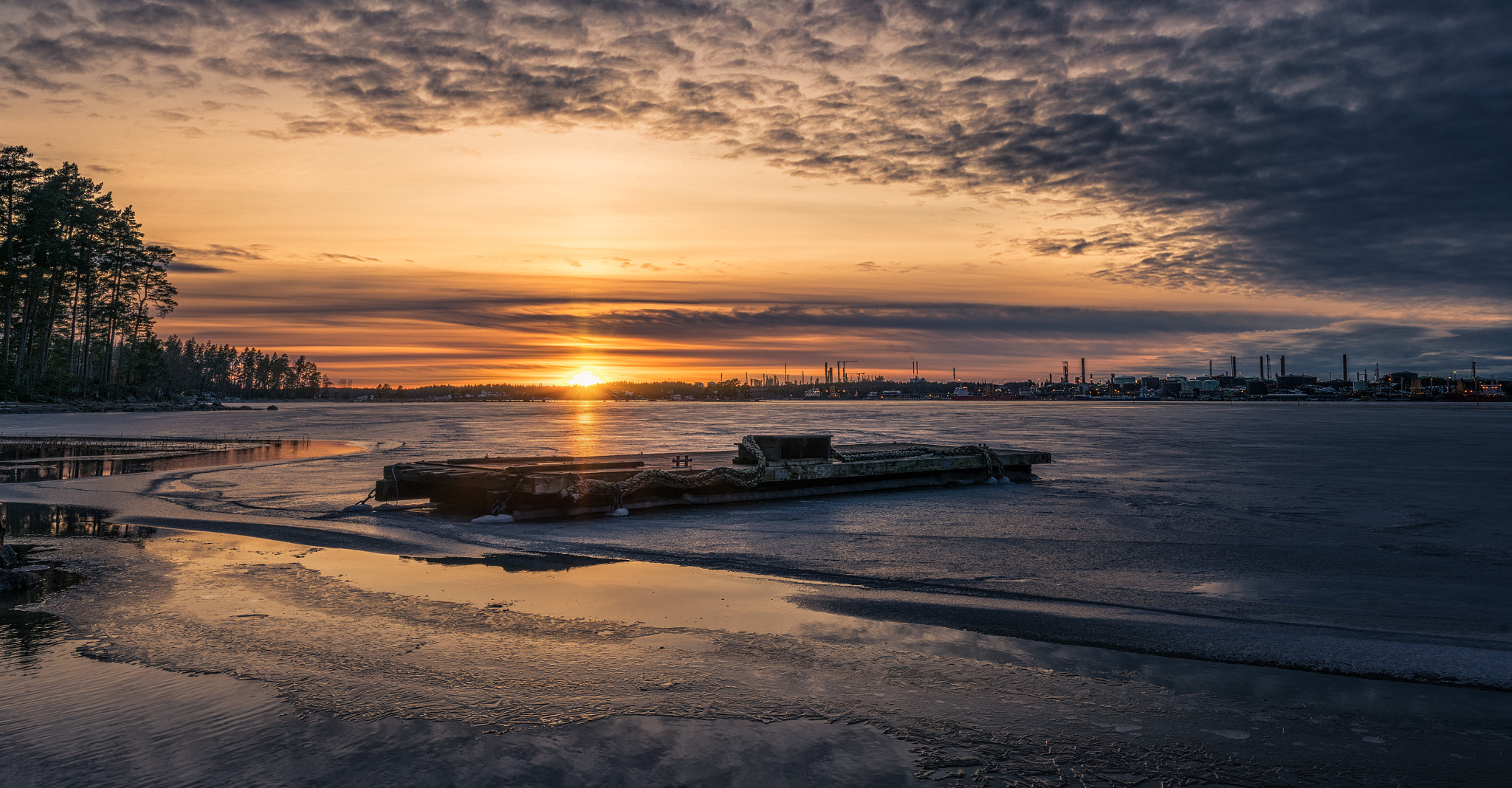 Sony a7R II + Sony Sonnar T* FE 35mm F2.8 ZA sample photo. Oil refinery photography