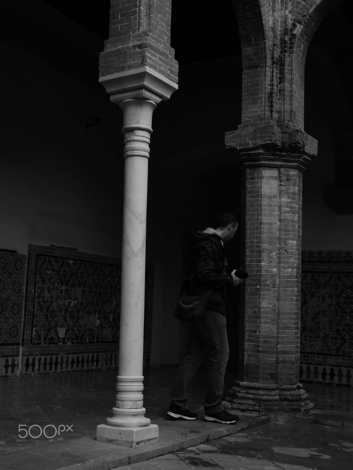 Pentax 02 Standard Zoom sample photo. Entre columnas.... photography