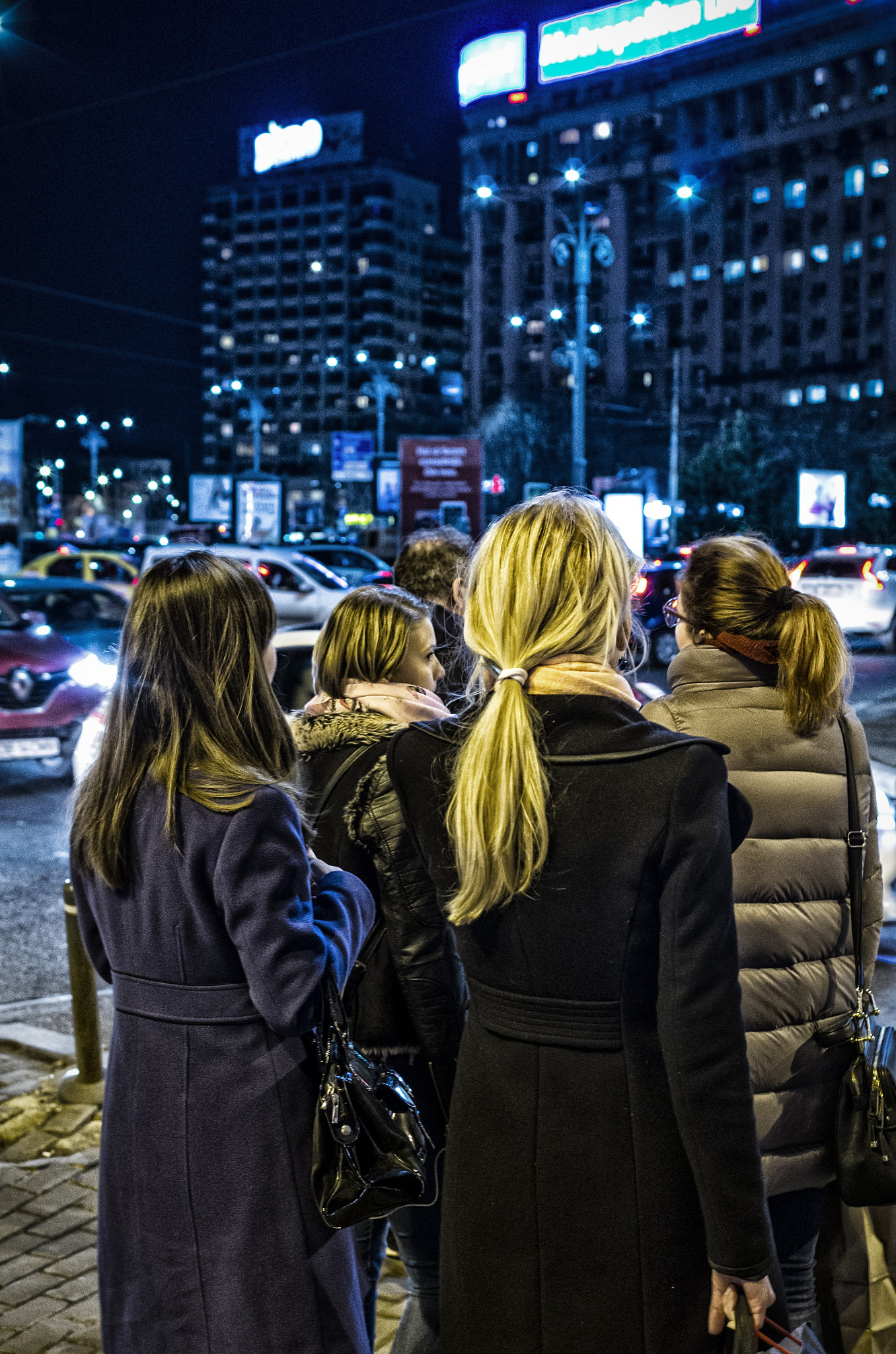 Pentax K-5 IIs + Pentax smc DA 35mm F2.4 AL sample photo. Bucarest, notturna, donne photography