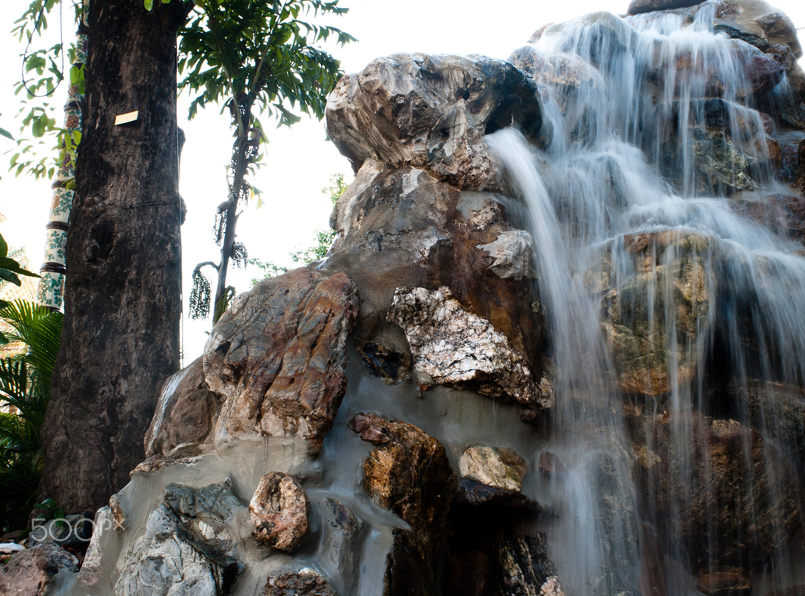 Canon EOS 400D (EOS Digital Rebel XTi / EOS Kiss Digital X) + Sigma 18-50mm f/3.5-5.6 DC sample photo. Waterfall in temple wat pho photography