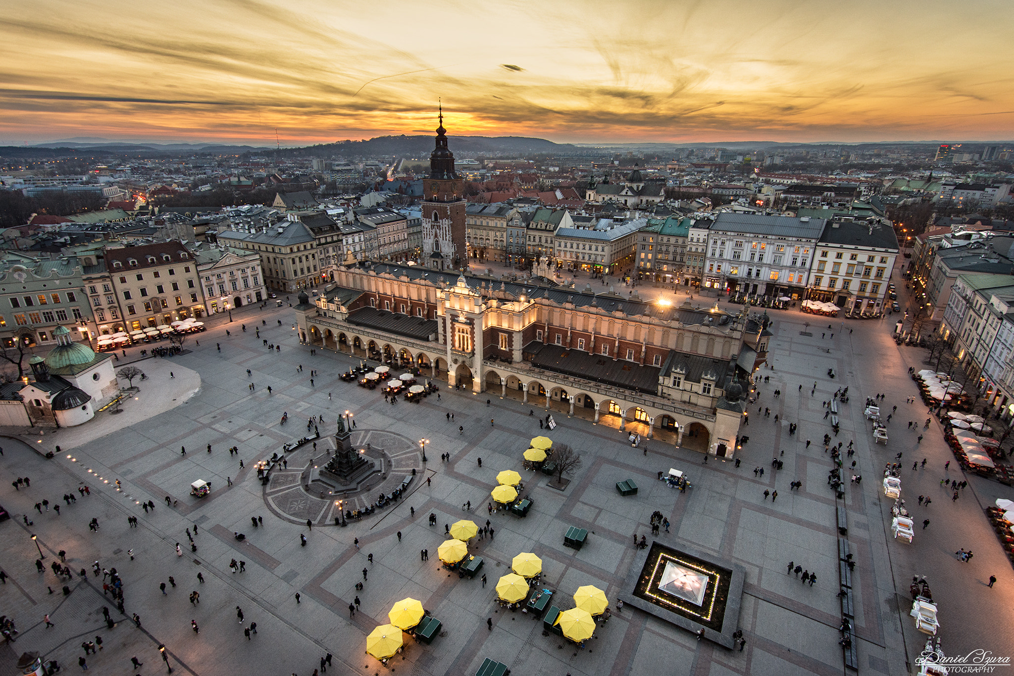 Nikon D7200 + Tokina AT-X 11-20 F2.8 PRO DX (AF 11-20mm f/2.8) sample photo. Sunset at cracow main square photography