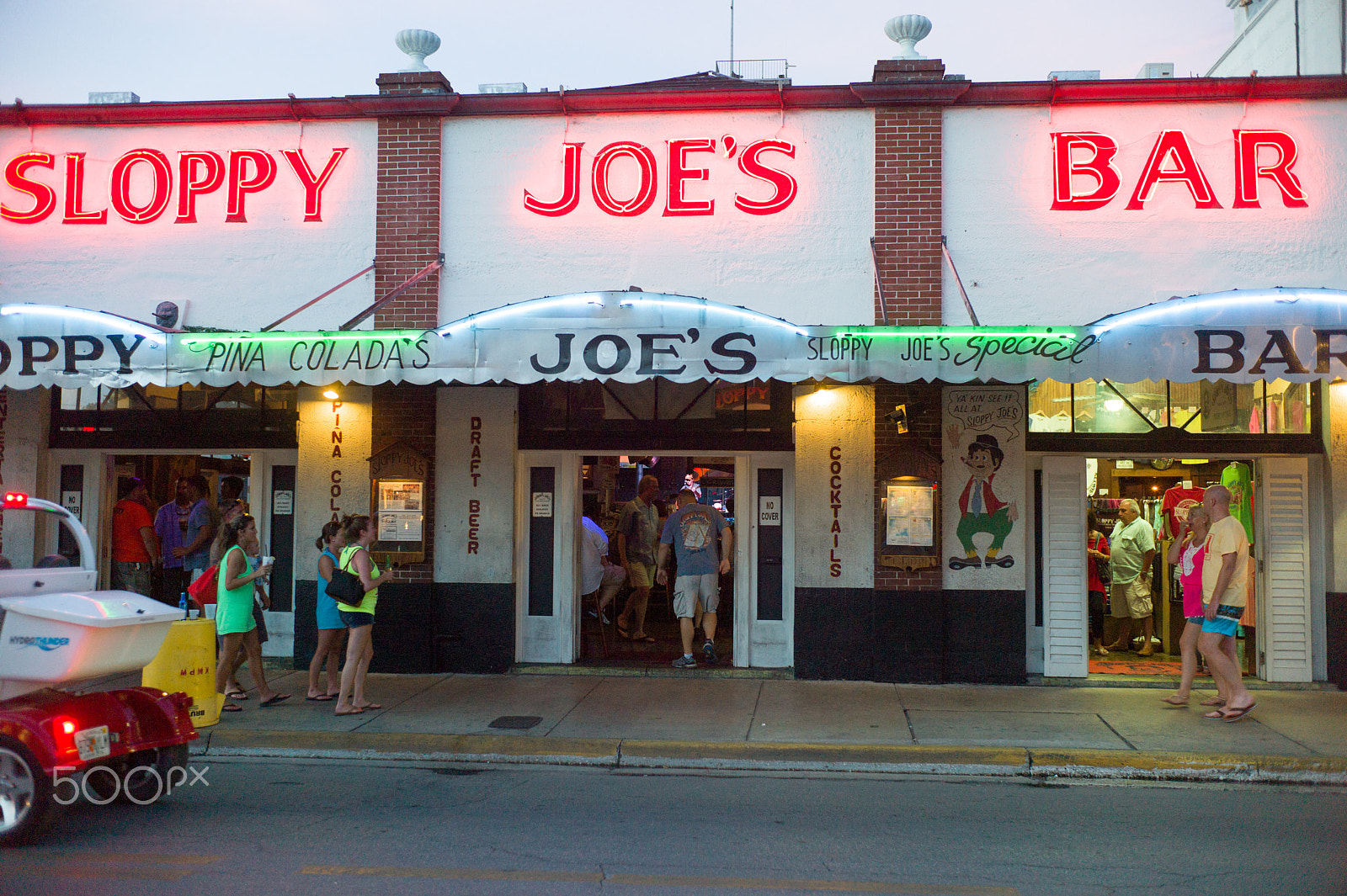 Leica M9 + Summicron-M 35mm f/2 (IV) sample photo. Sloppy joe`s bar photography