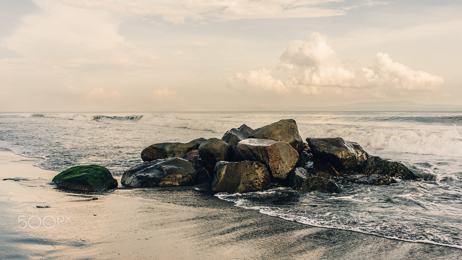 Sony a7 + Sony Sonnar T* FE 35mm F2.8 ZA sample photo. Black sand beach photography
