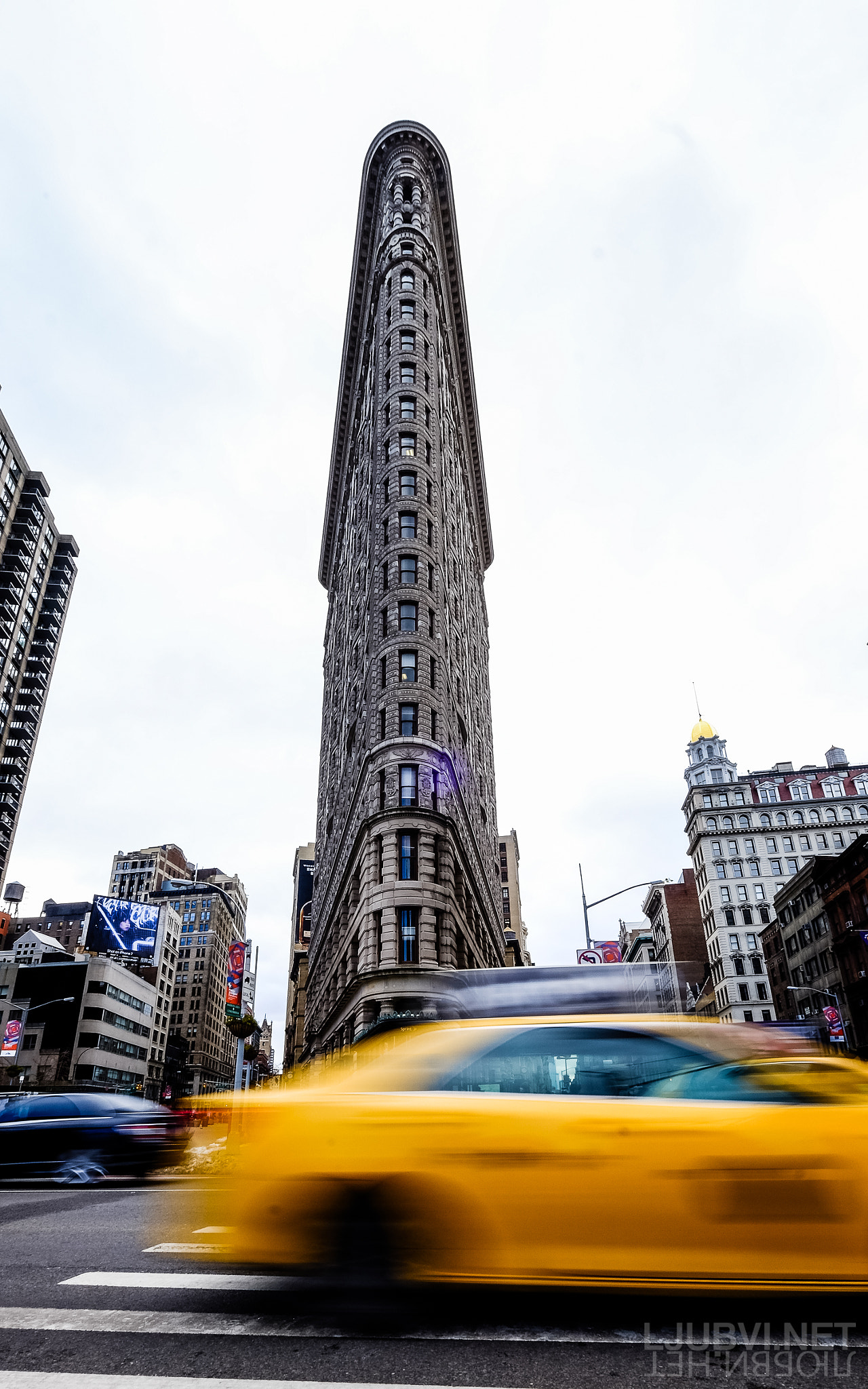 Fujifilm X-E2 + Fujifilm XF 10-24mm F4 R OIS sample photo. Flatiron building: yet another tourists' snap photography