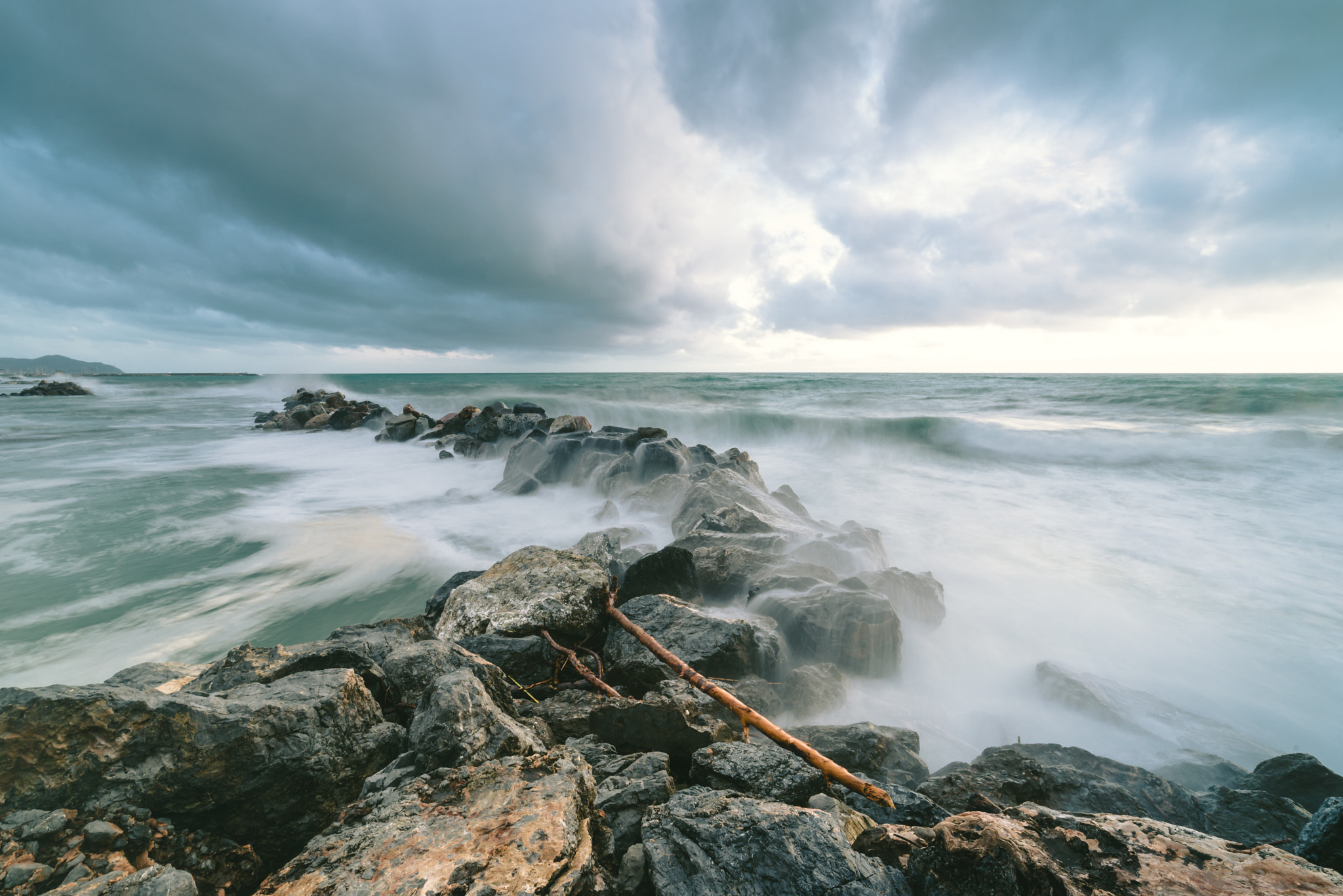 Samyang 14mm F2.8 ED AS IF UMC sample photo. After storm on ligurian sea, chiavari, italy photography